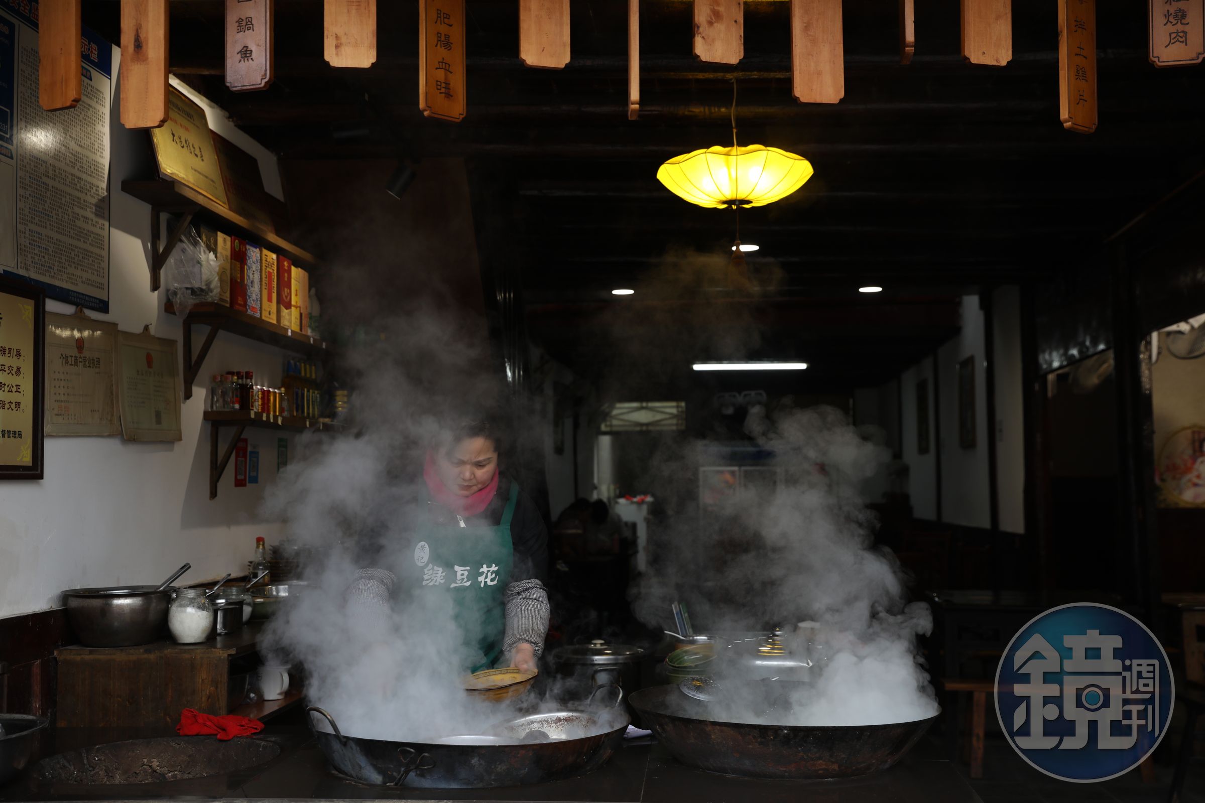 「黃記綠豆花」是古鎮上的老店，煙霧蒸騰的灶台，讓人看到就覺肚子餓。