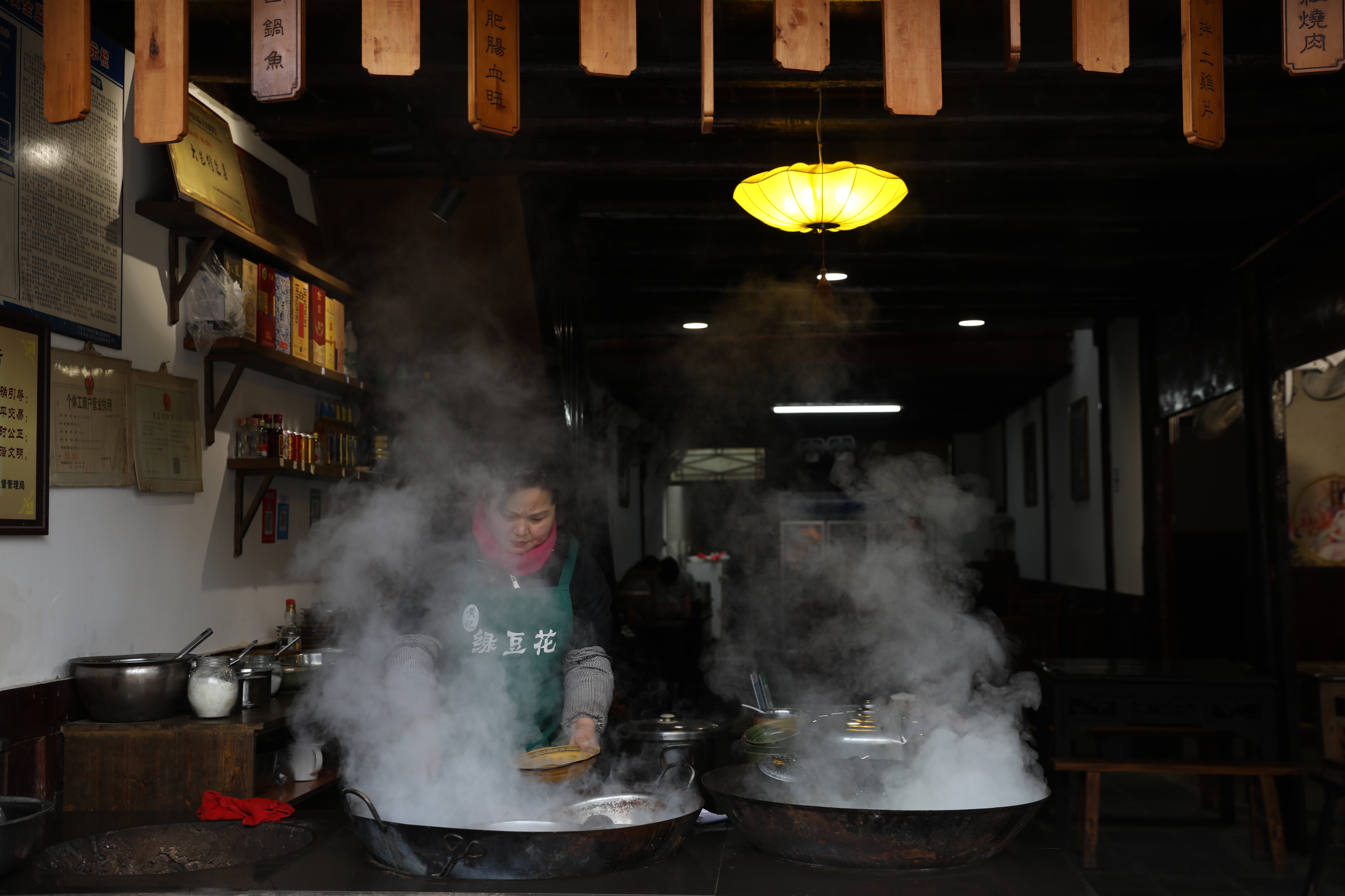 「黃記綠豆花」是古鎮上的老店，煙霧蒸騰的灶台，讓人看到就覺肚子餓。