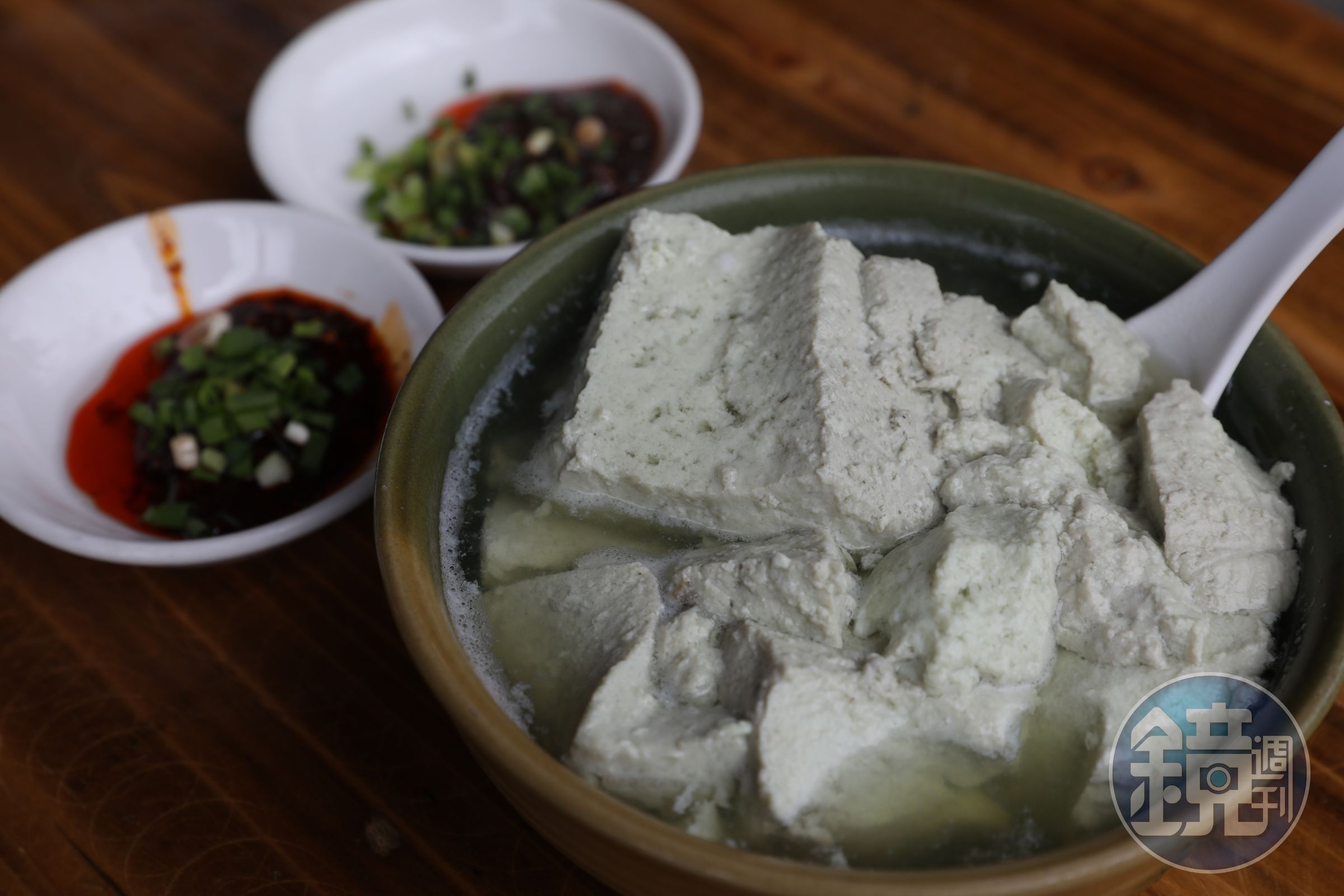 每天清晨現做的「綠豆花」，淋上辣油，就是一道紮實的下飯菜。（人民幣10元／份，約NT$45）