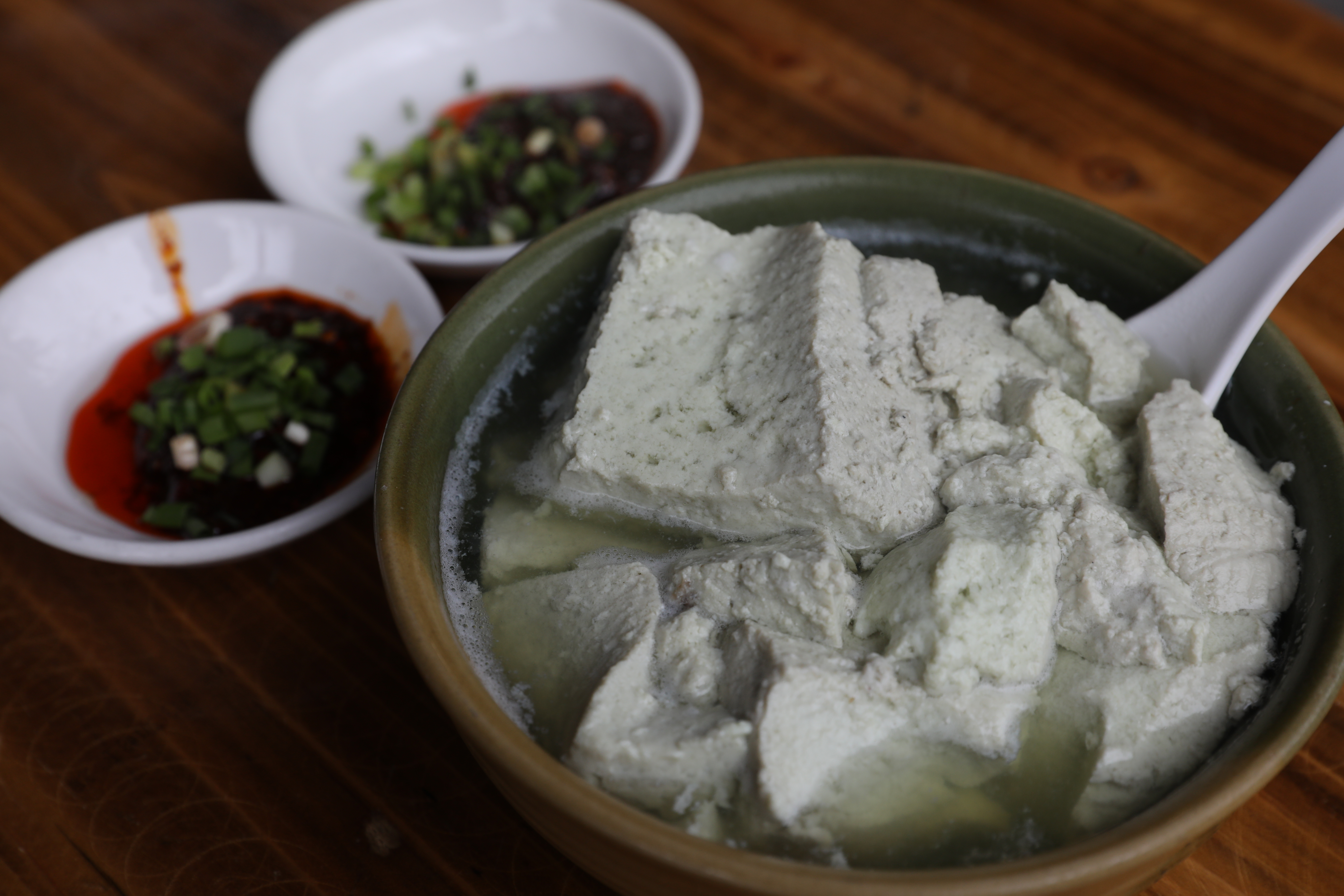 每天清晨現做的「綠豆花」，淋上辣油，就是一道紮實的下飯菜。（人民幣10元／份，約NT$45）
