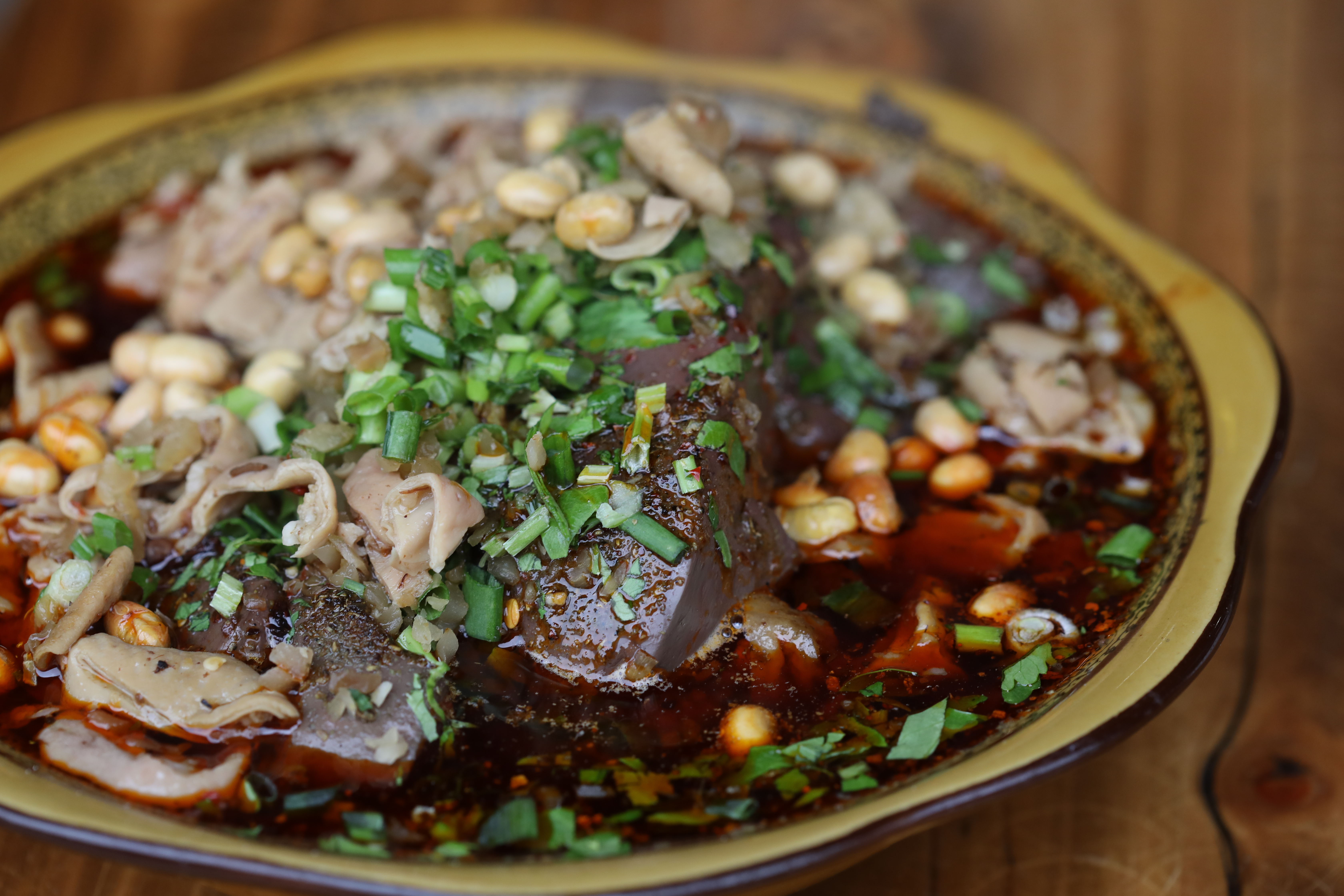 「肥腸血旺」的肥腸滷得入味，血旺既麻且辣。（人民幣30元／小份，約NT$135）