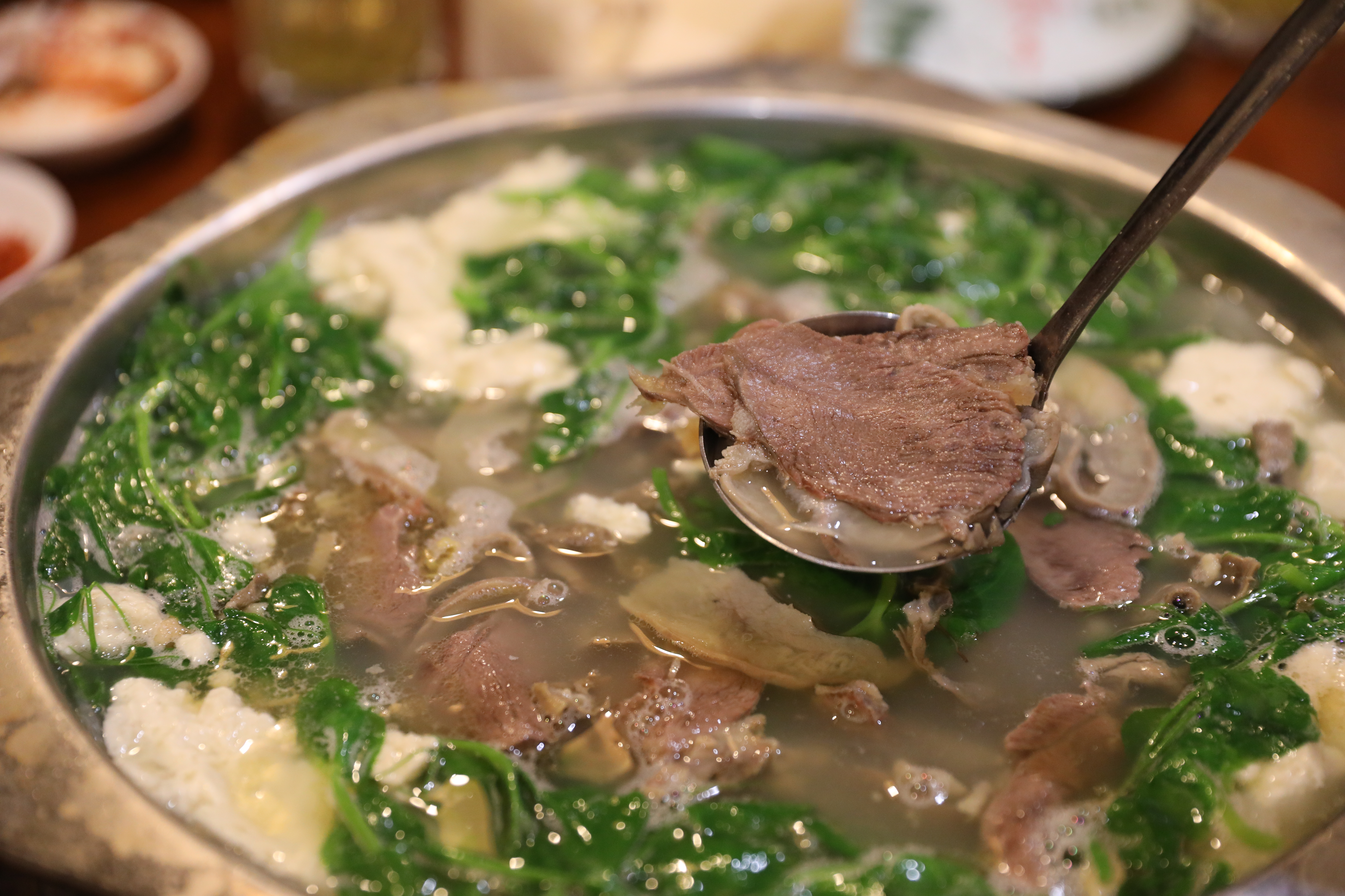 源自四川樂山的「蹺腳牛肉」，就是加了藥材熬的牛雜火鍋。（牛肉人民幣80元／斤，約NT$361）