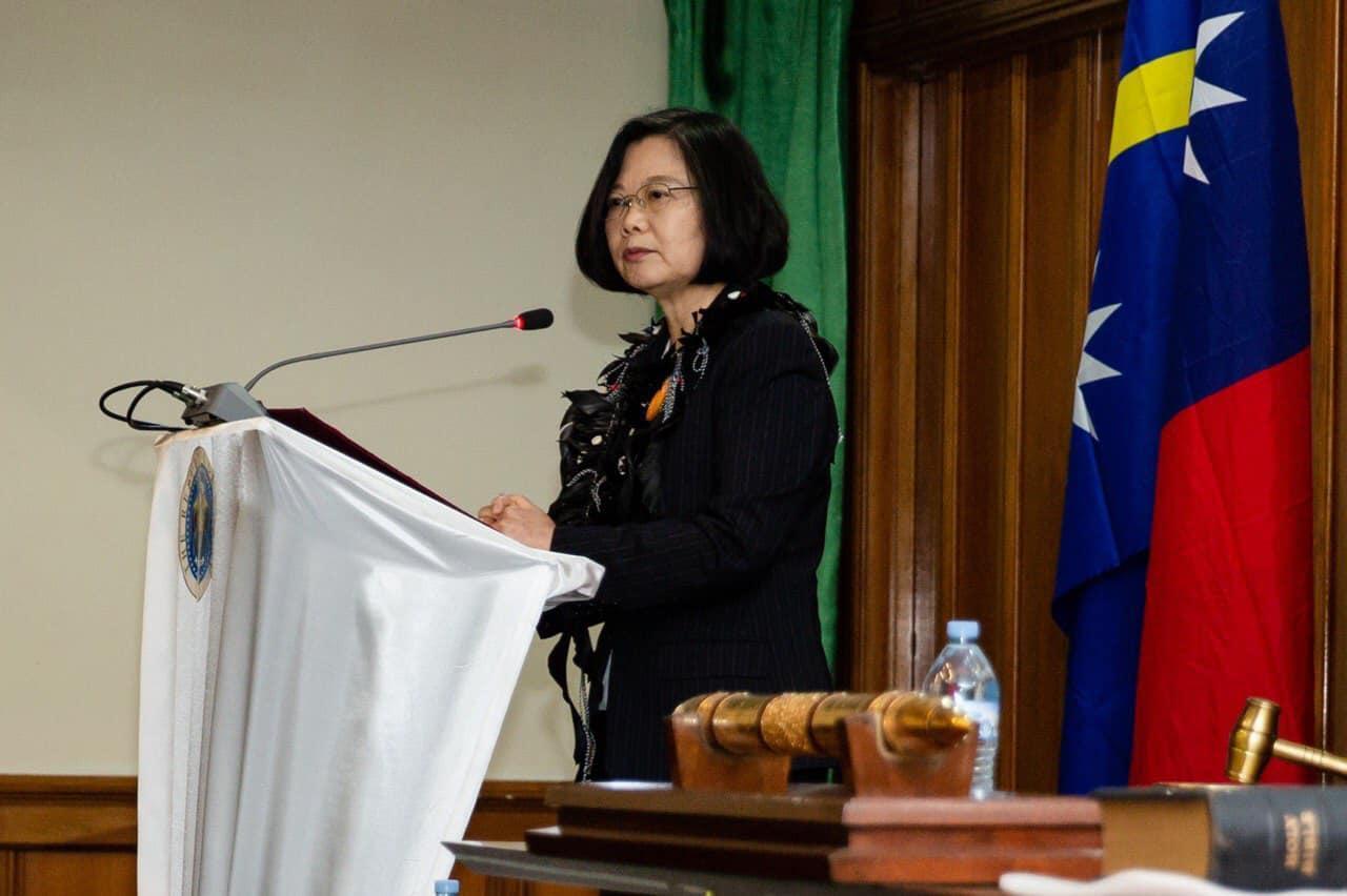 現正於友邦諾魯出訪的總統蔡英文，向九合一選舉時相當在意中華民國的韓市長喊話，請他告訴中國我們是個主權獨立的國家。（翻攝自蔡英文臉書）