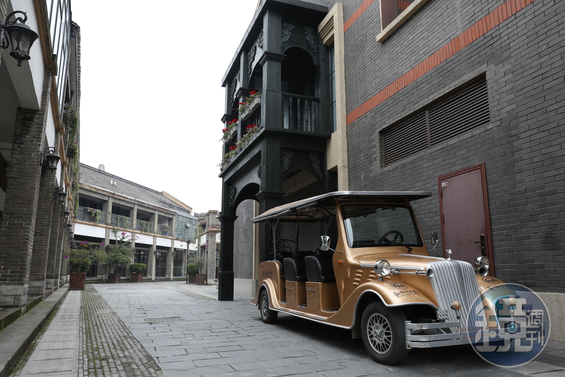 安仁古鎮酒店住宿群的住宿水準很平均，也有國際品牌和高檔酒店，其中「安仁公館」的接送車還是搶眼的金色古董造型。