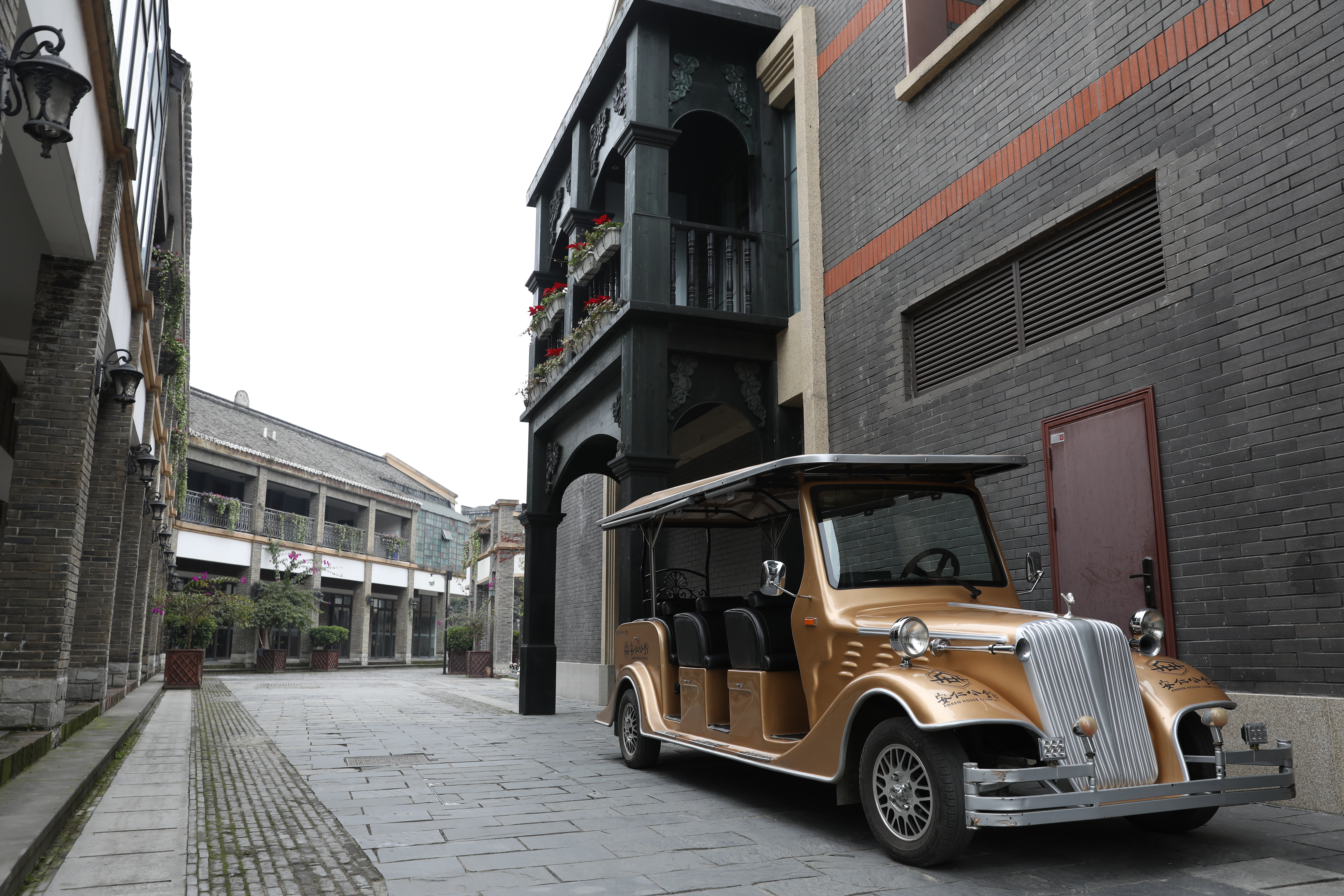 安仁古鎮酒店住宿群的住宿水準很平均，也有國際品牌和高檔酒店，其中「安仁公館」的接送車還是搶眼的金色古董造型。