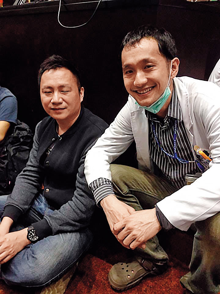 太陽花學運期間，柳林瑋（右）曾在立法院議場與中國民運人士王丹（左）合照。（翻攝柳林瑋臉書）
