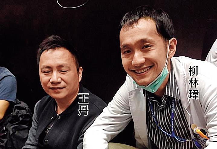 太陽花學運期間，柳林瑋（右）曾在立法院議場與中國民運人士王丹（左）合照。（翻攝柳林瑋臉書）