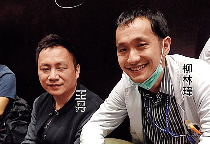 太陽花學運期間，柳林瑋（右）曾在立法院議場與中國民運人士王丹（左）合照。（翻攝柳林瑋臉書）