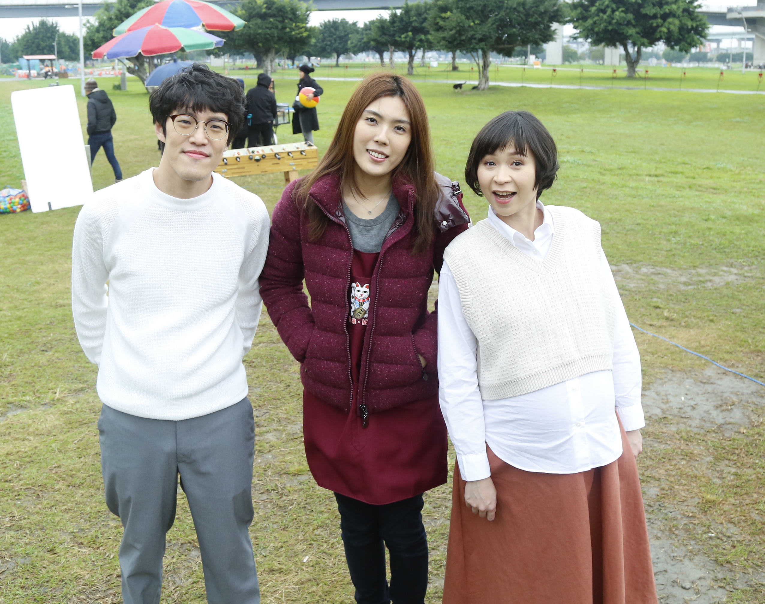 夫妻檔YouTuber「Mom&Dad」將於4月4日推出單曲〈遊樂場〉，請到近期爆紅的理科太太跨刀拍MV。（ VS Media提供）