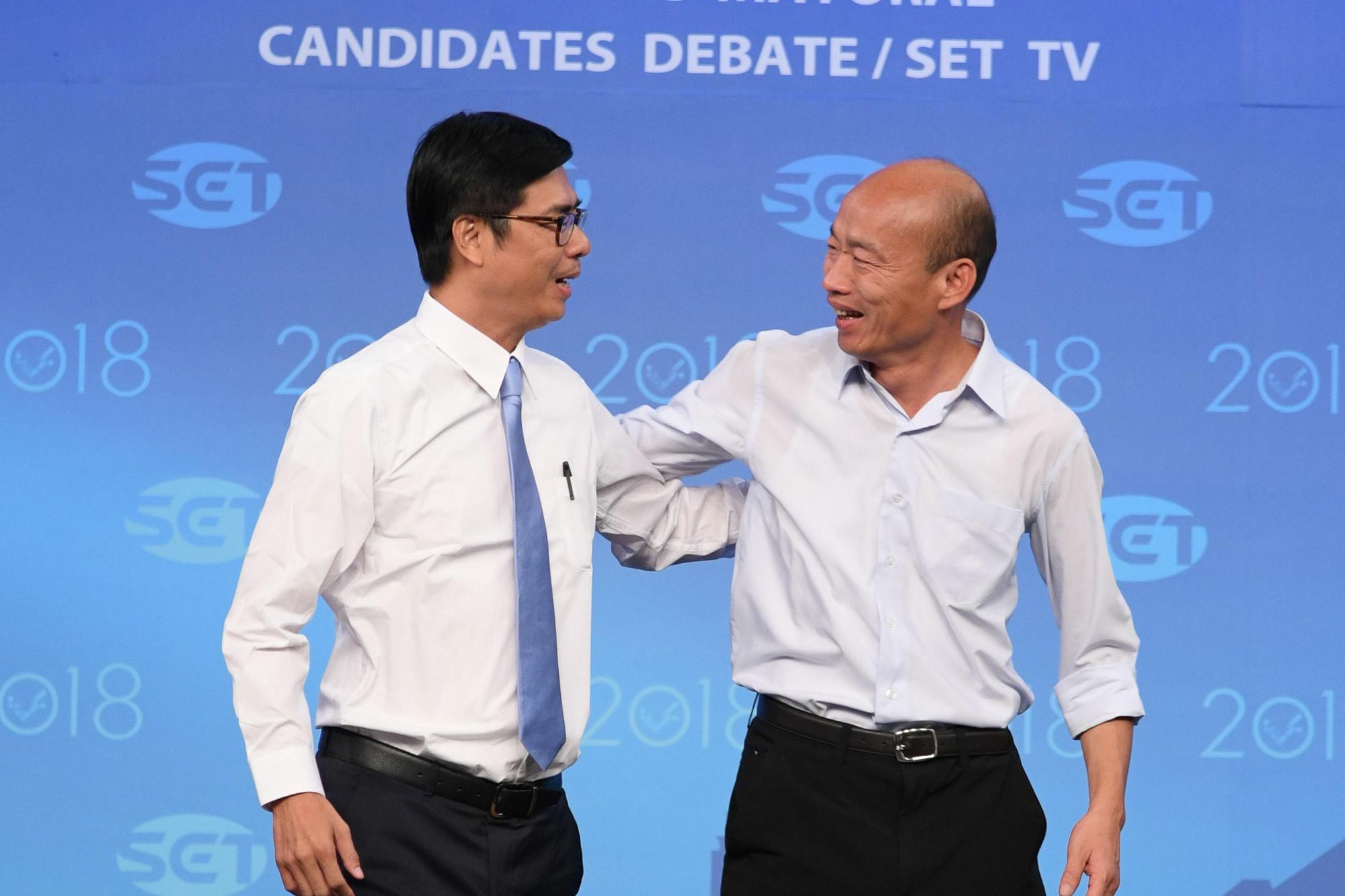 陳其邁希望韓國瑜可以傳達台灣民意給國台辦，卻被韓國瑜回應「廢話太多」。圖為去年兩人參選辯論時合影。（三立提供）