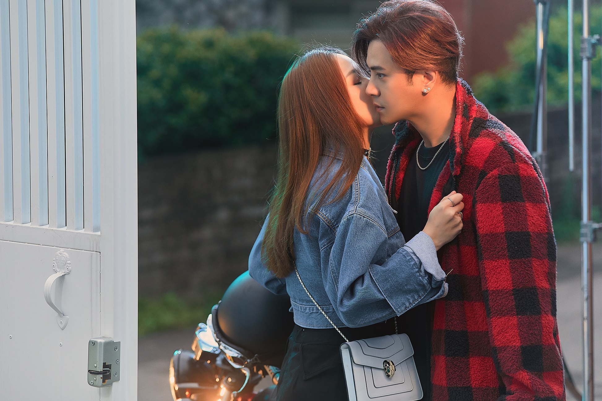 陳喬恩為新歌〈羅志祥〉跨刀拍MV,有浪漫親吻的戲碼。(EMI提供)