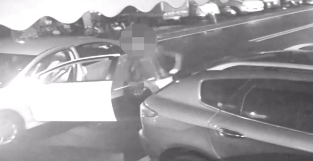 昨（24日）晚在新北市汐止區，一行人談判債務造成大亂鬥，雙方各自拿出棍棒互毆。（翻攝畫面）