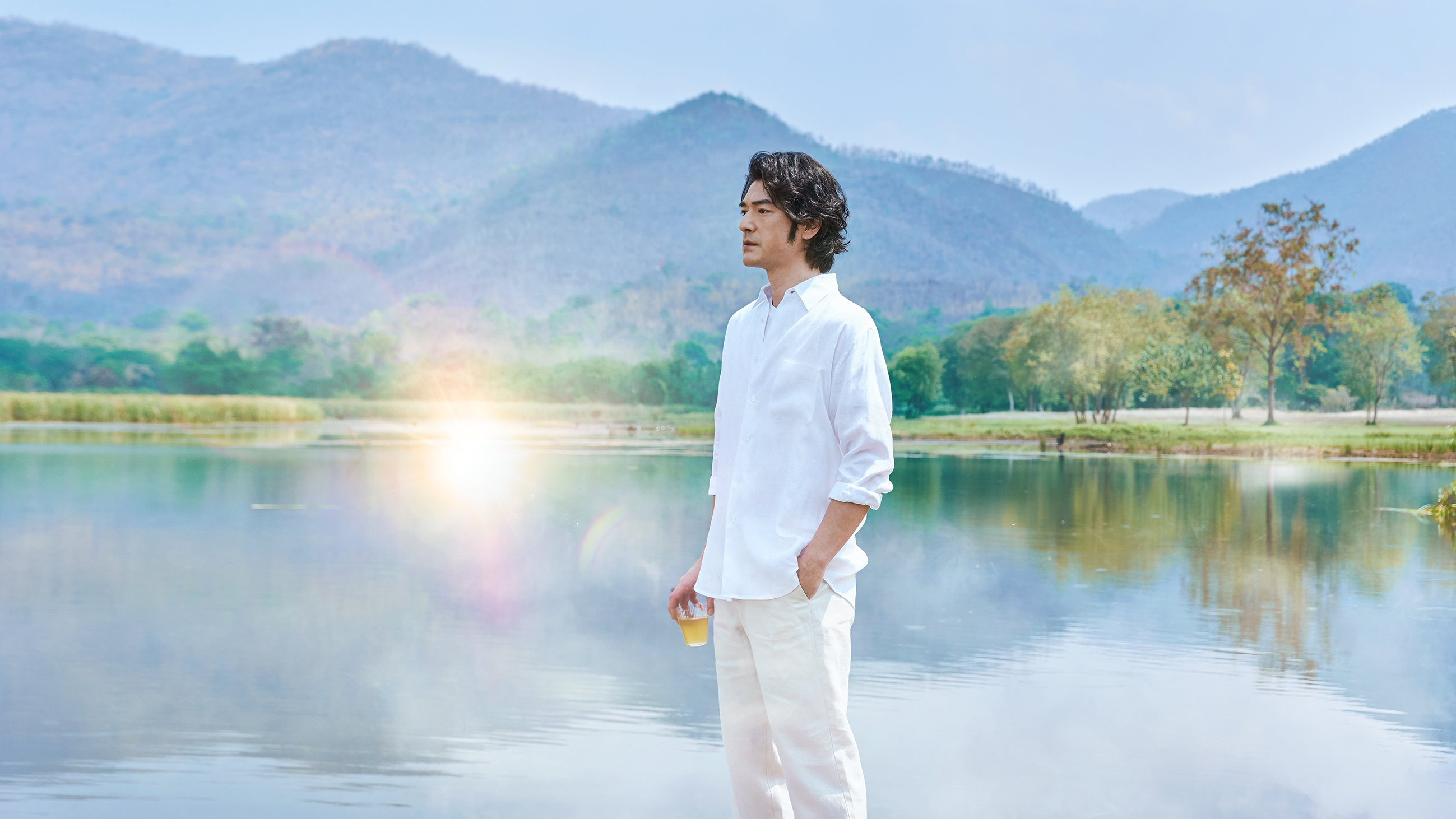 到了泰國的旅遊勝地北碧府，風光明媚，金城武的表情也恬適。（福隆提供）