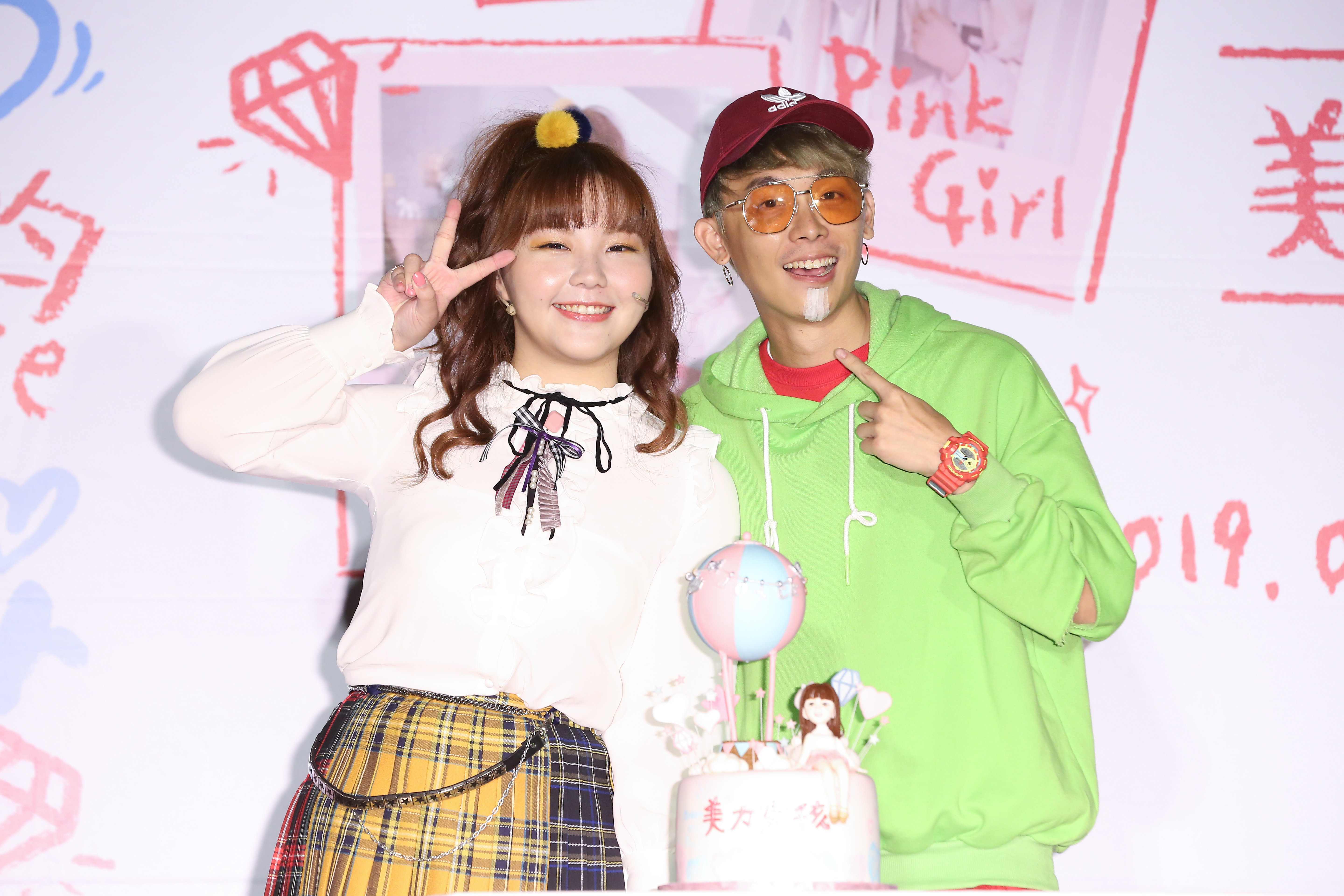 反骨男孩的成員酷炫為楊上昀站台，兩人也合作新歌〈美力女孩〉。