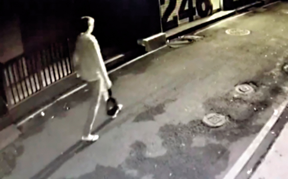 監視器清楚拍下王男在26日凌晨提著塑膠袋亂逛，塑膠袋內就是來不及長大的女嬰。（東森新聞提供）