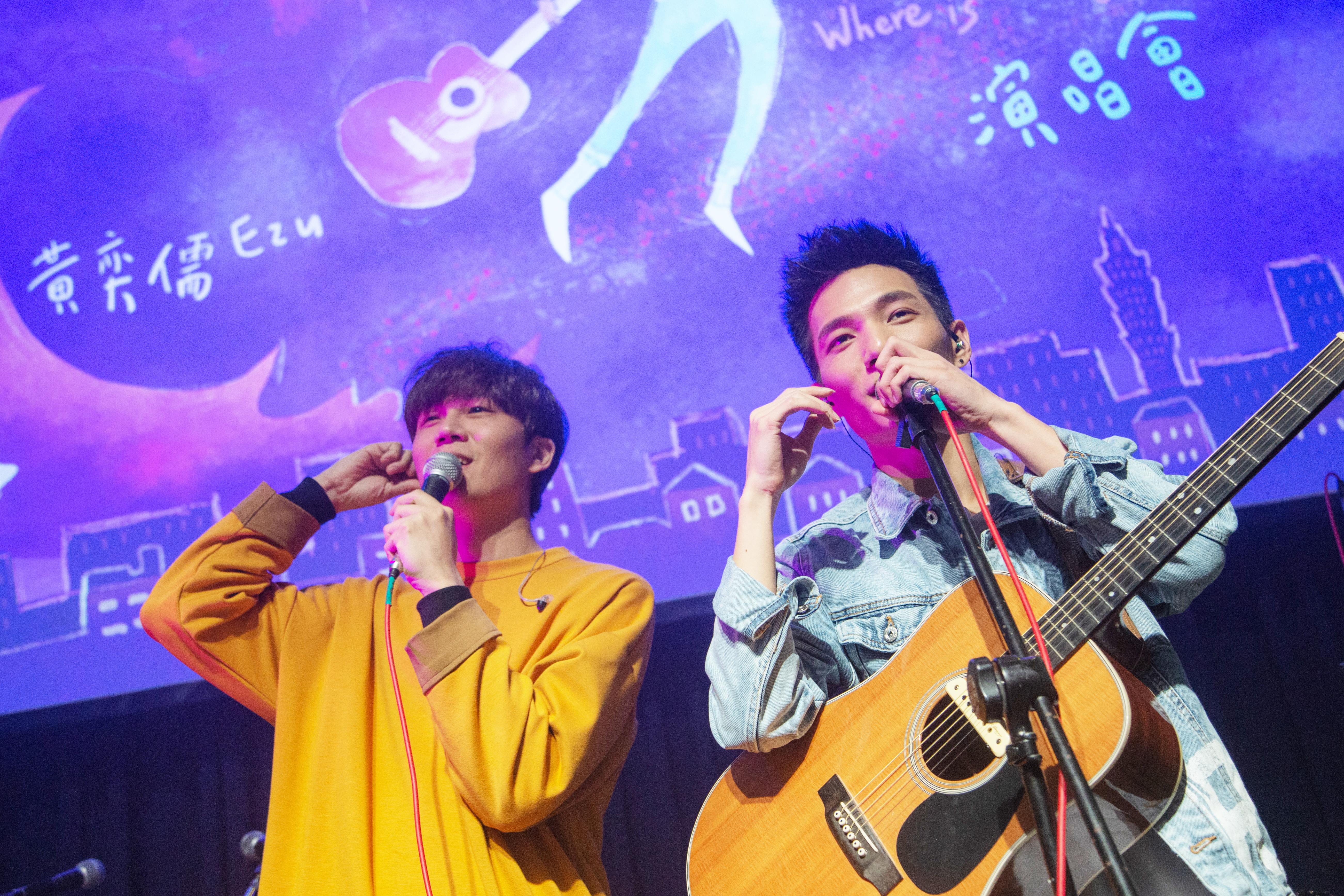 黃奕儒（右）邀請「學長」宇宙人擔任嘉賓，與主唱小玉在台上鬥嘴。（相映國際提供）