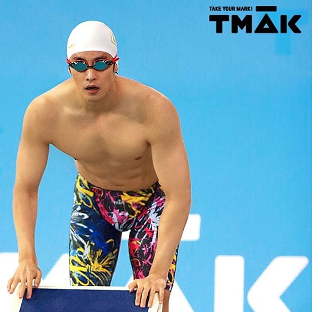 成勛出道前是游泳選手,好身材讓泳裝品牌也邀他擔任代言人。