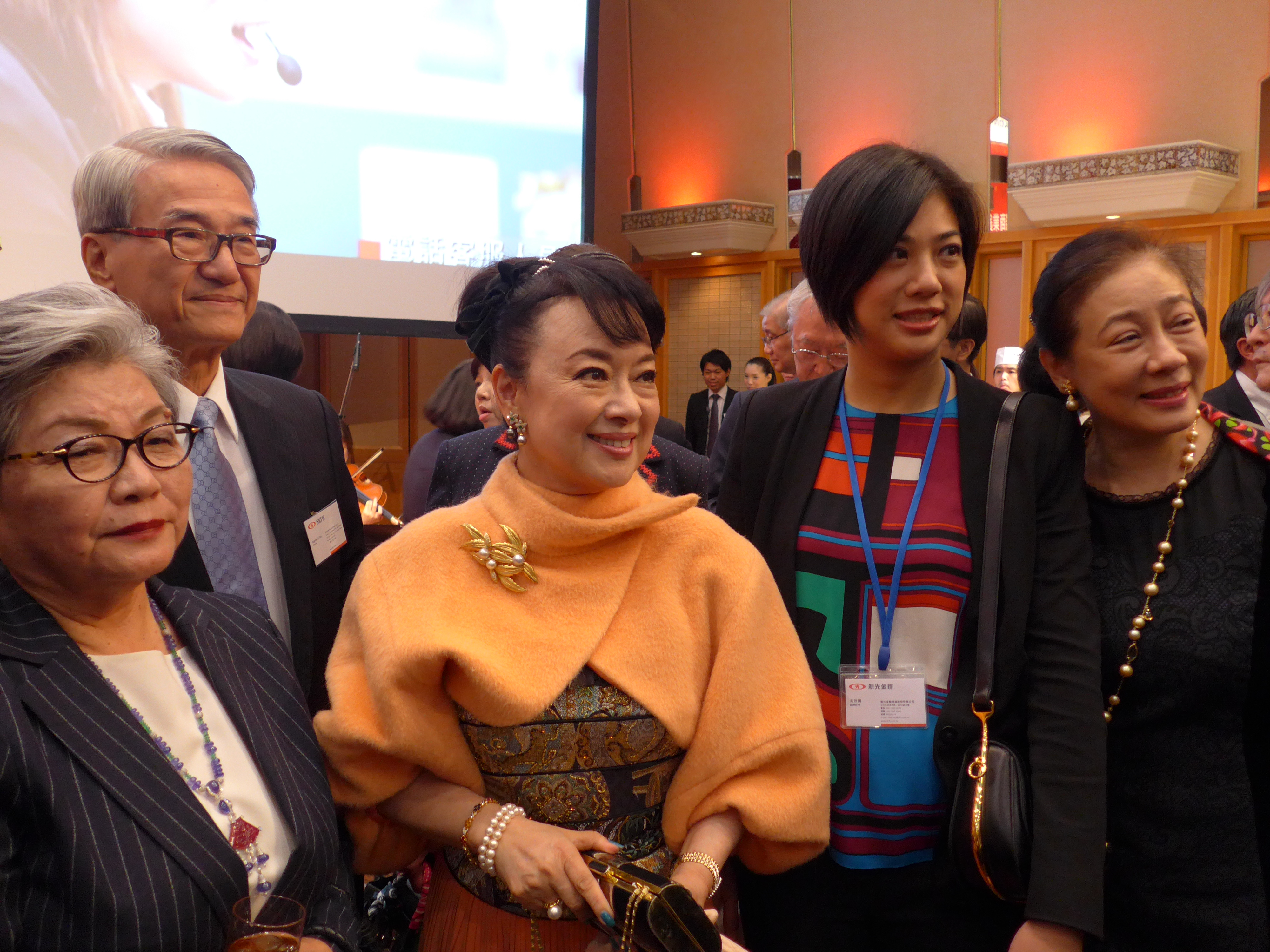 吳欣盈的父母吳東進、許嫺嫺支持吳欣盈保全婚姻，後來在晚輩勸說下才放棄。