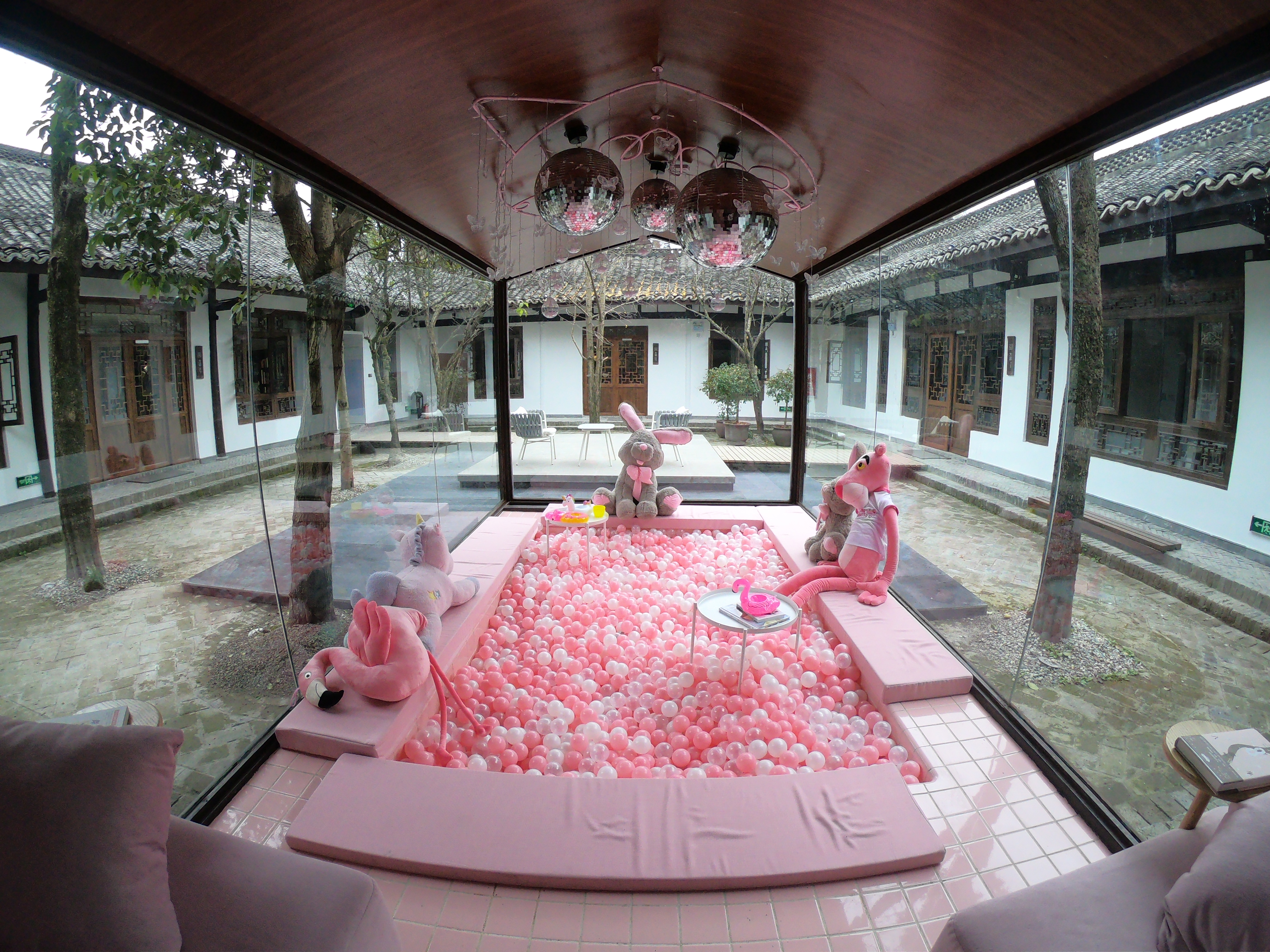 同時具備閱讀、美學、住宿、社交功能的「方知書房」，在老院子中央別出心裁地放上透明屋與粉紅球池，有種kuso感。