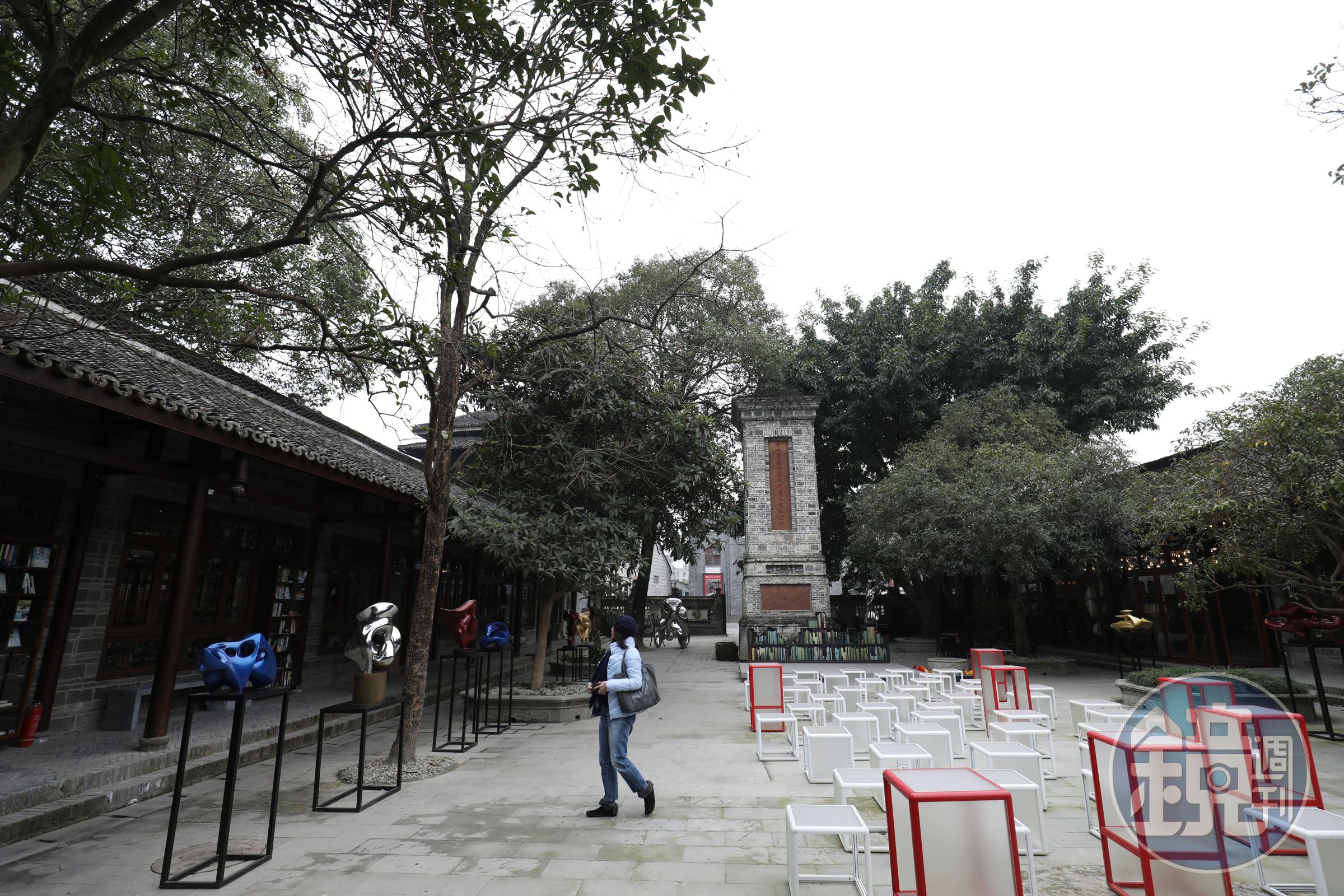 書房的院子中央保留一座劉文彩修建萬成堰成功的紀念碑，也是藝術展場。