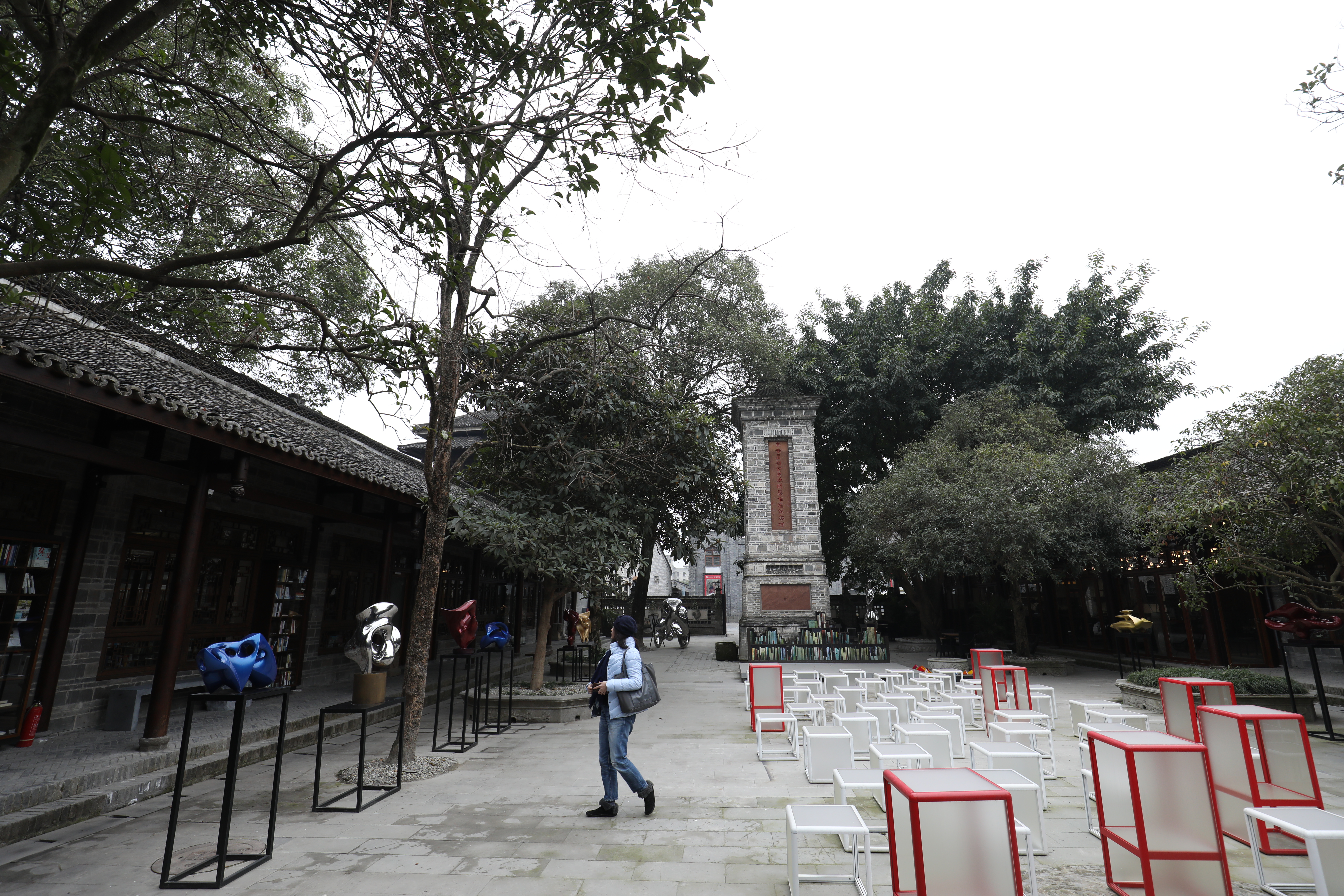 書房的院子中央保留一座劉文彩修建萬成堰成功的紀念碑，也是藝術展場。