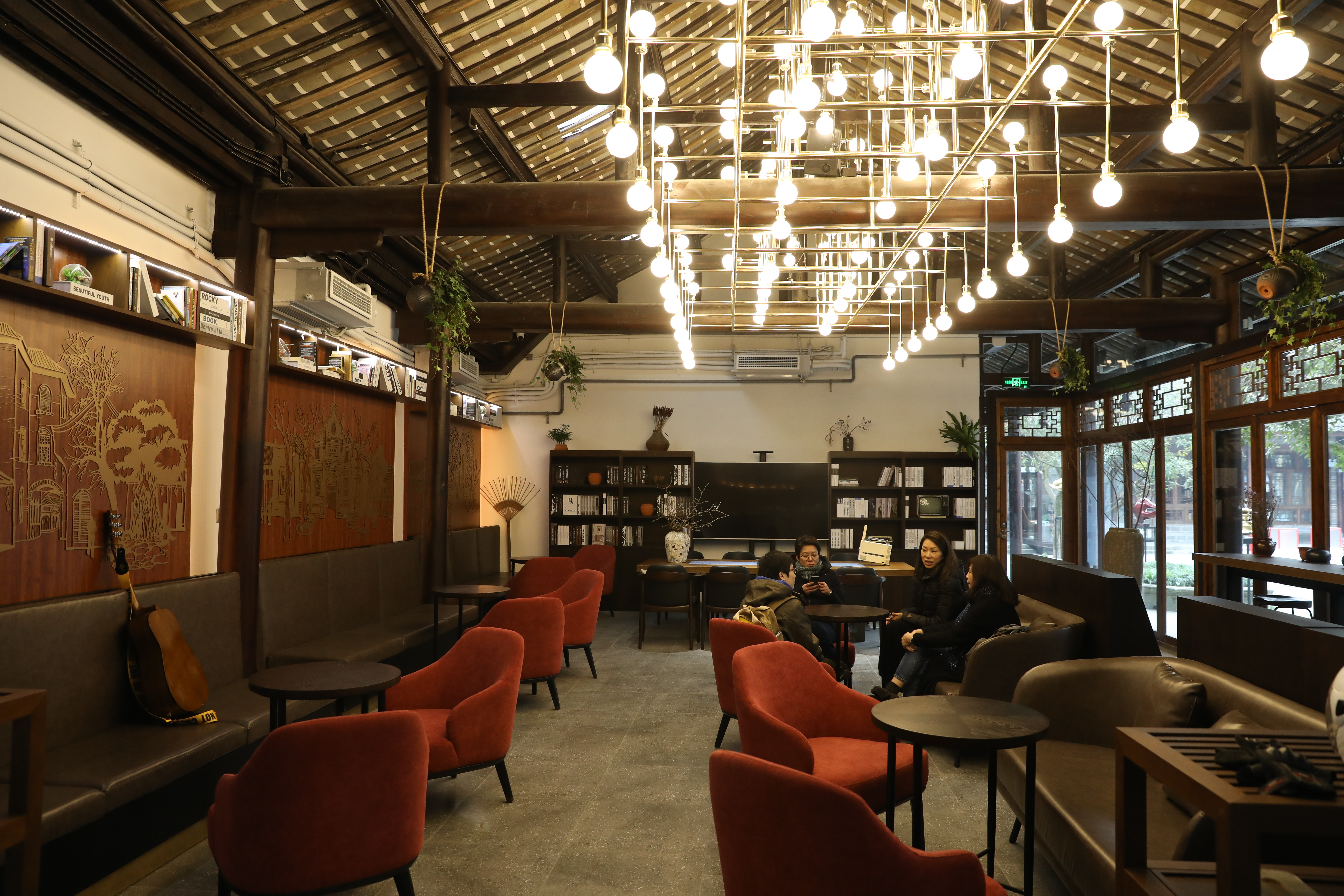 老屋改建成咖啡館，空間寬敞。