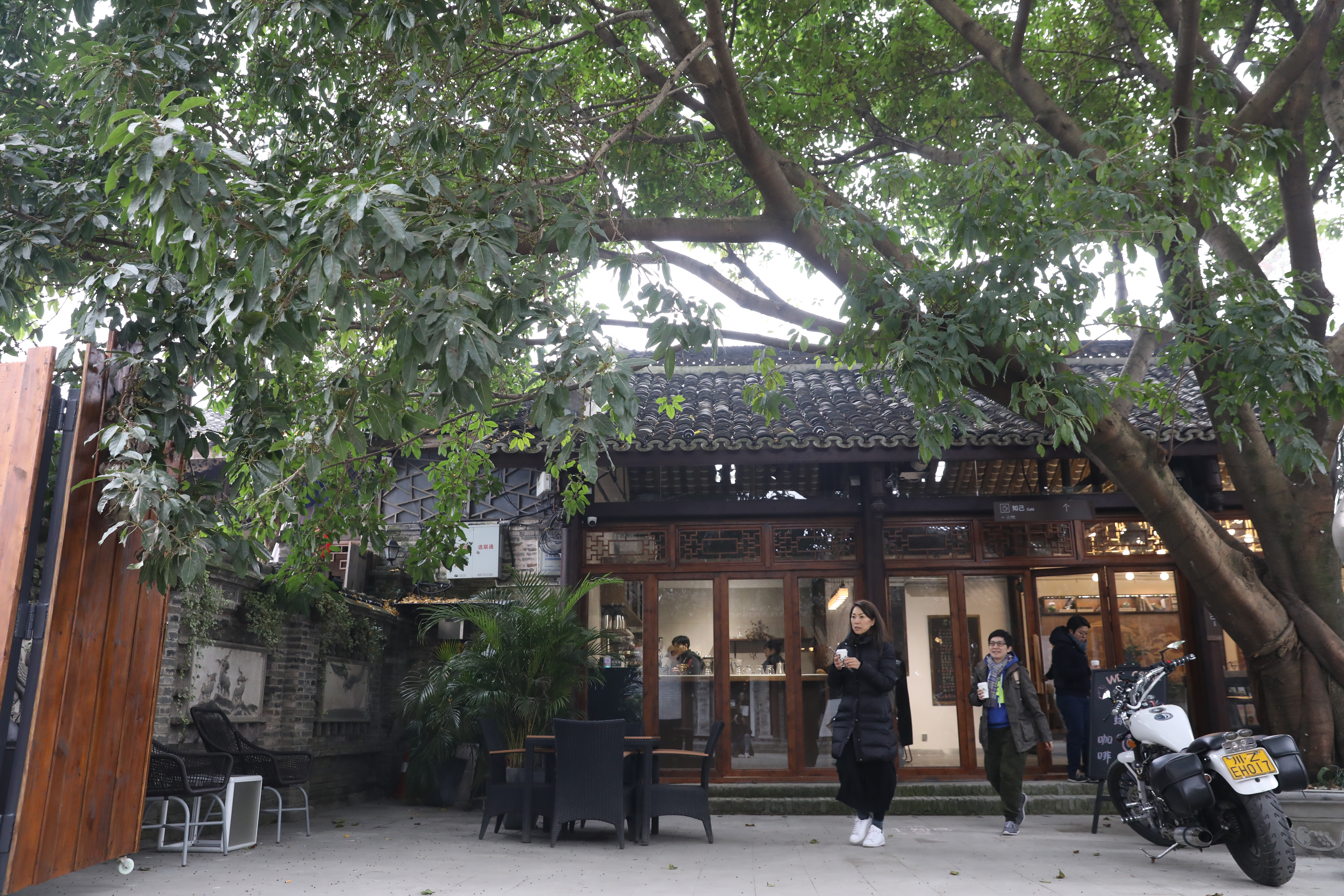 可能剛開張，店員做咖啡超不熟練，等了許久才終於買到咖啡。