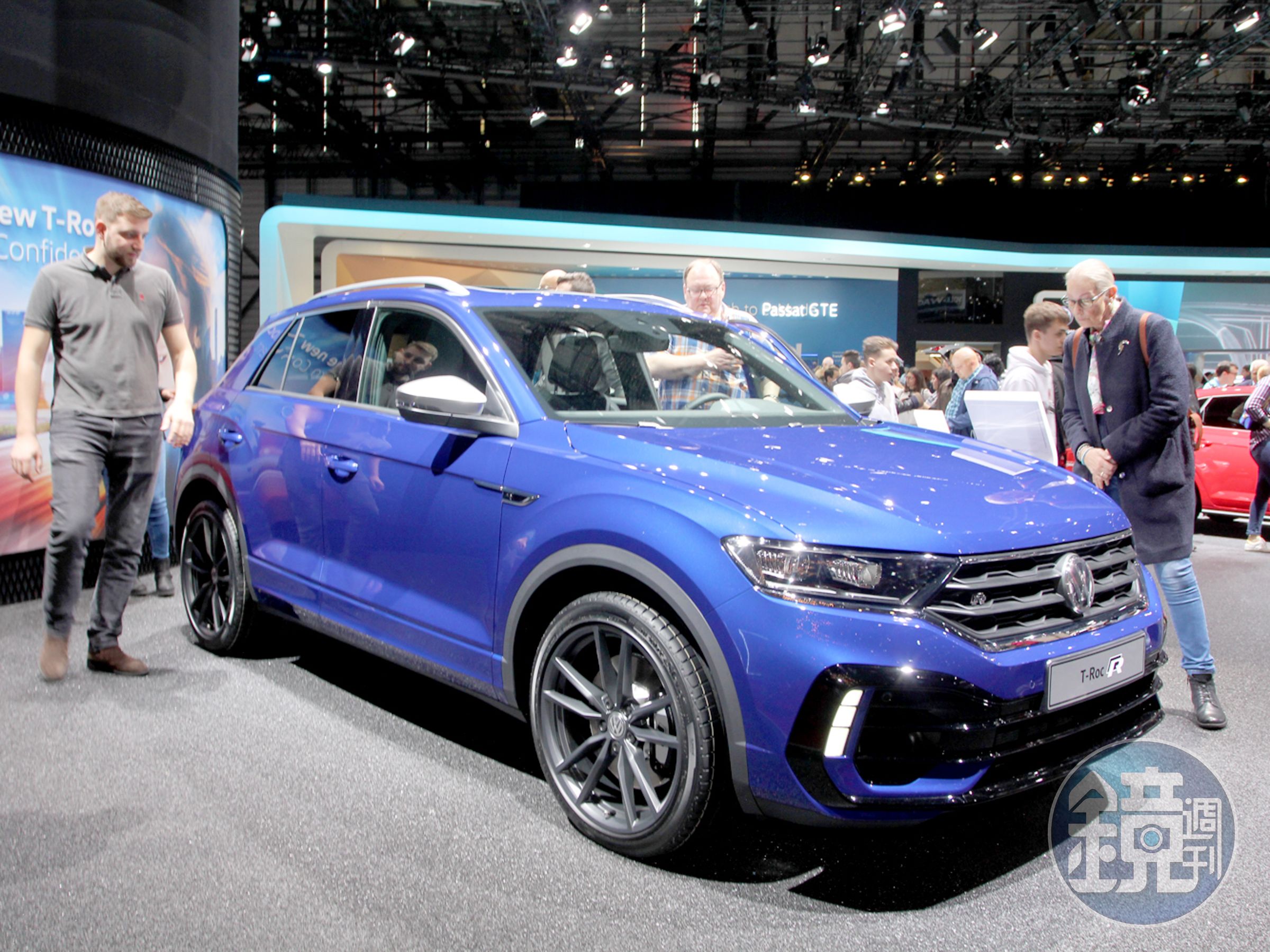 跨界小休旅T-Roc性能款「T-Roc R」具有高達300匹馬力，0-100僅需4.9秒即可達成。加上一堆空力套件上身，車高也降低了200mm，跨界小鋼砲之名非她莫屬！