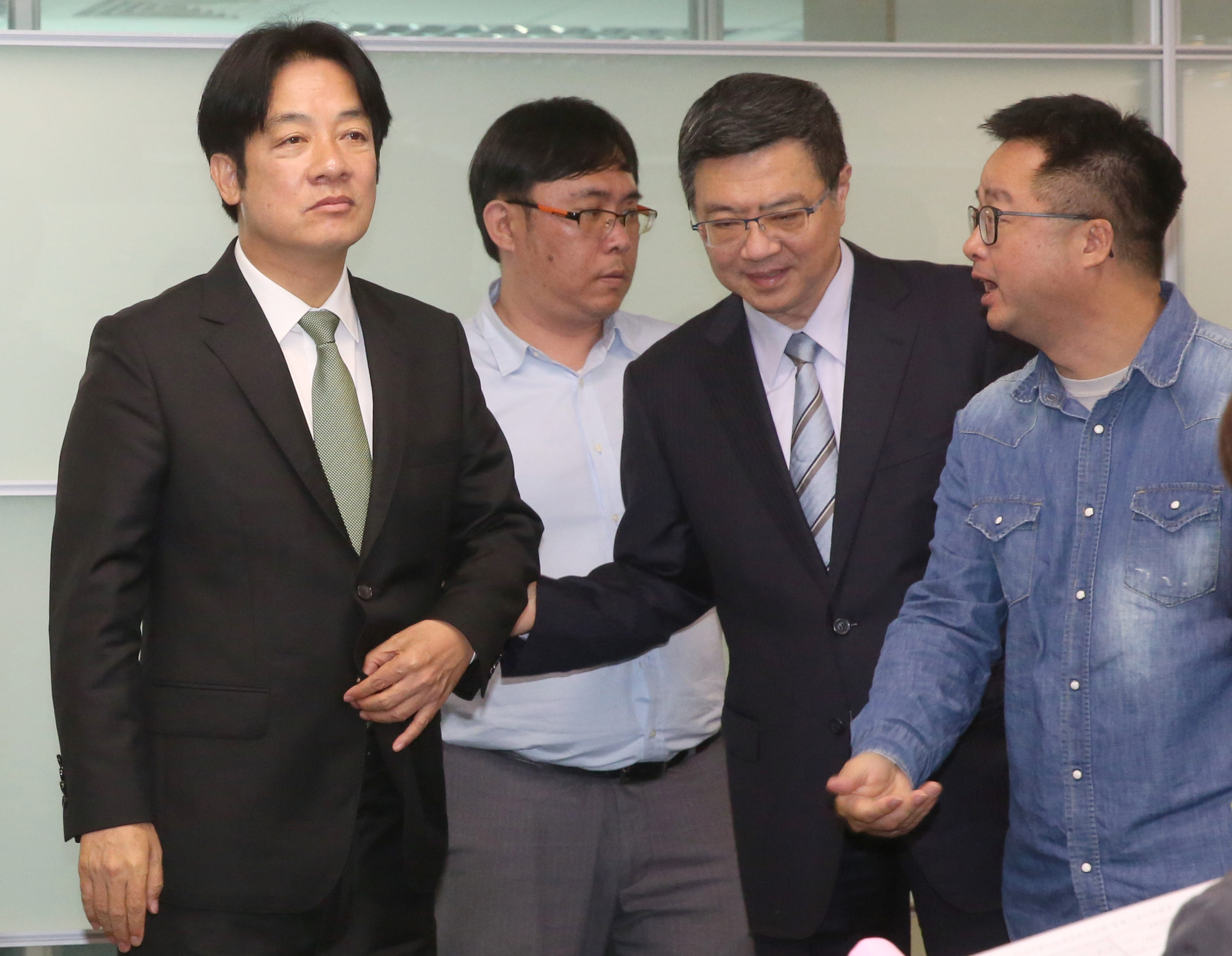 民進黨成立5人協調小組，調停蔡英文、賴清德之爭，上演勸退秀。