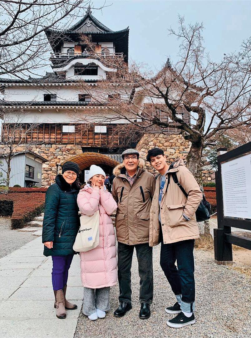 今年春節期間,梁文音(左二),陪著公公婆婆到日本名古屋旅遊。(翻攝自梁文音IG)