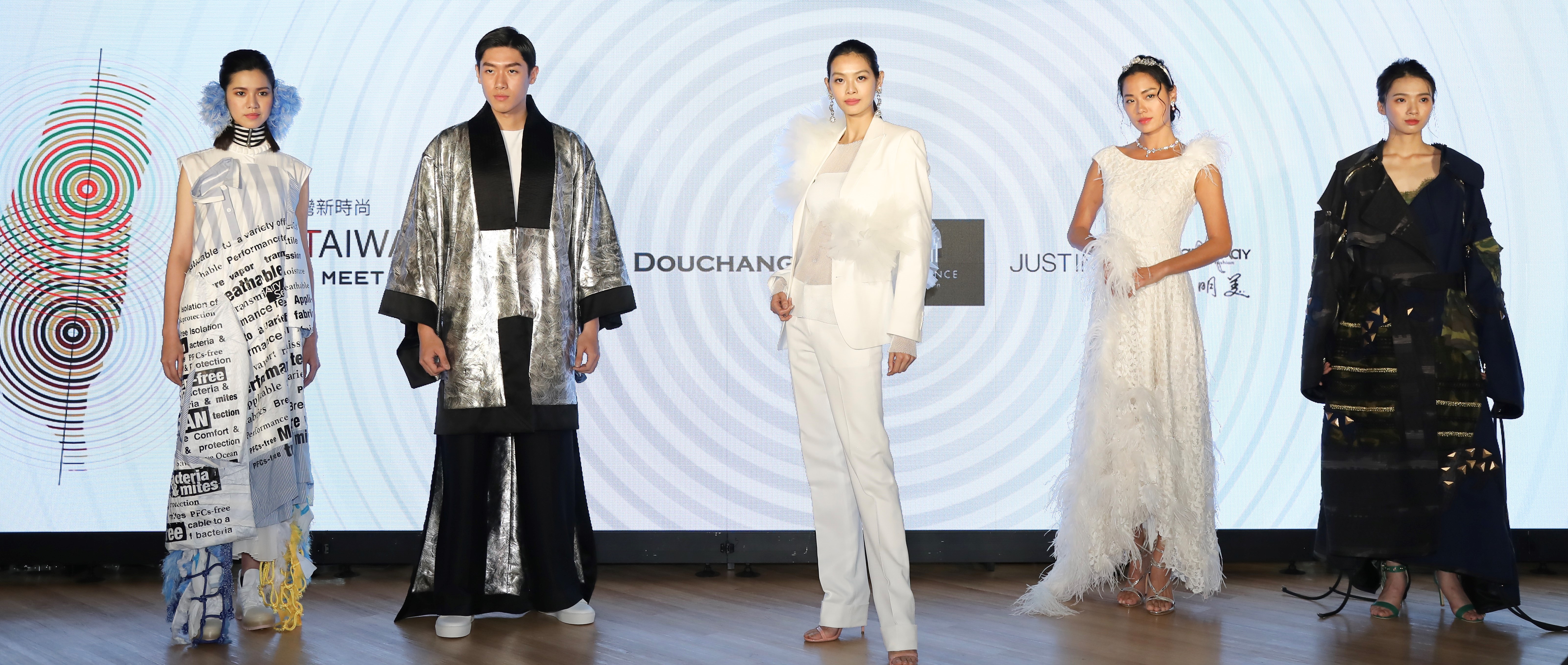 名模林嘉綺（中）及王麗雅（右2）帶領師弟妹，身穿台灣知名設計師們所設計的永續時尚新裝進行展演。