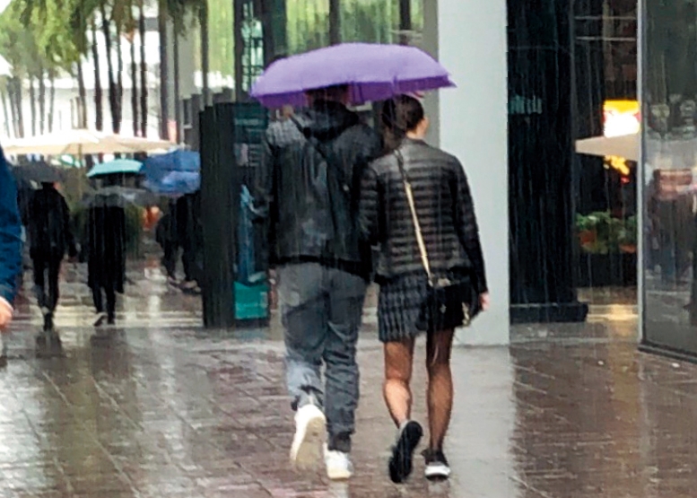 15:27,雖然已是老夫老妻,吳宇舒跟朱凱翔並肩而走時,還是會輕輕勾著老公,肢體有意無意地在宣示主權。