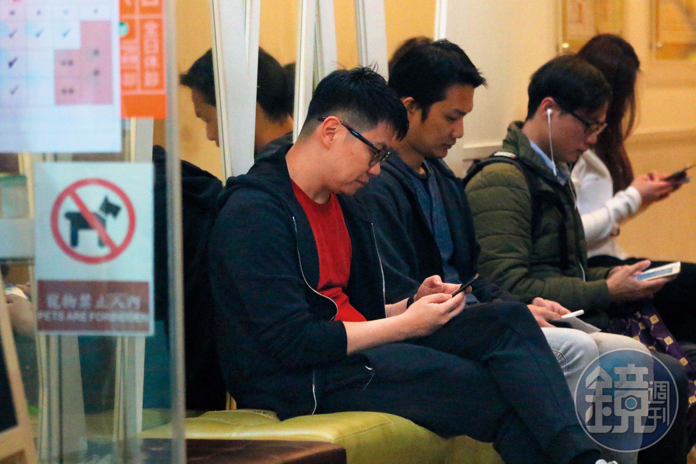 19：39  夫妻一同前往診所，不過朱凱翔忙著在當低頭族，並且盯著手機不時露出爽笑。