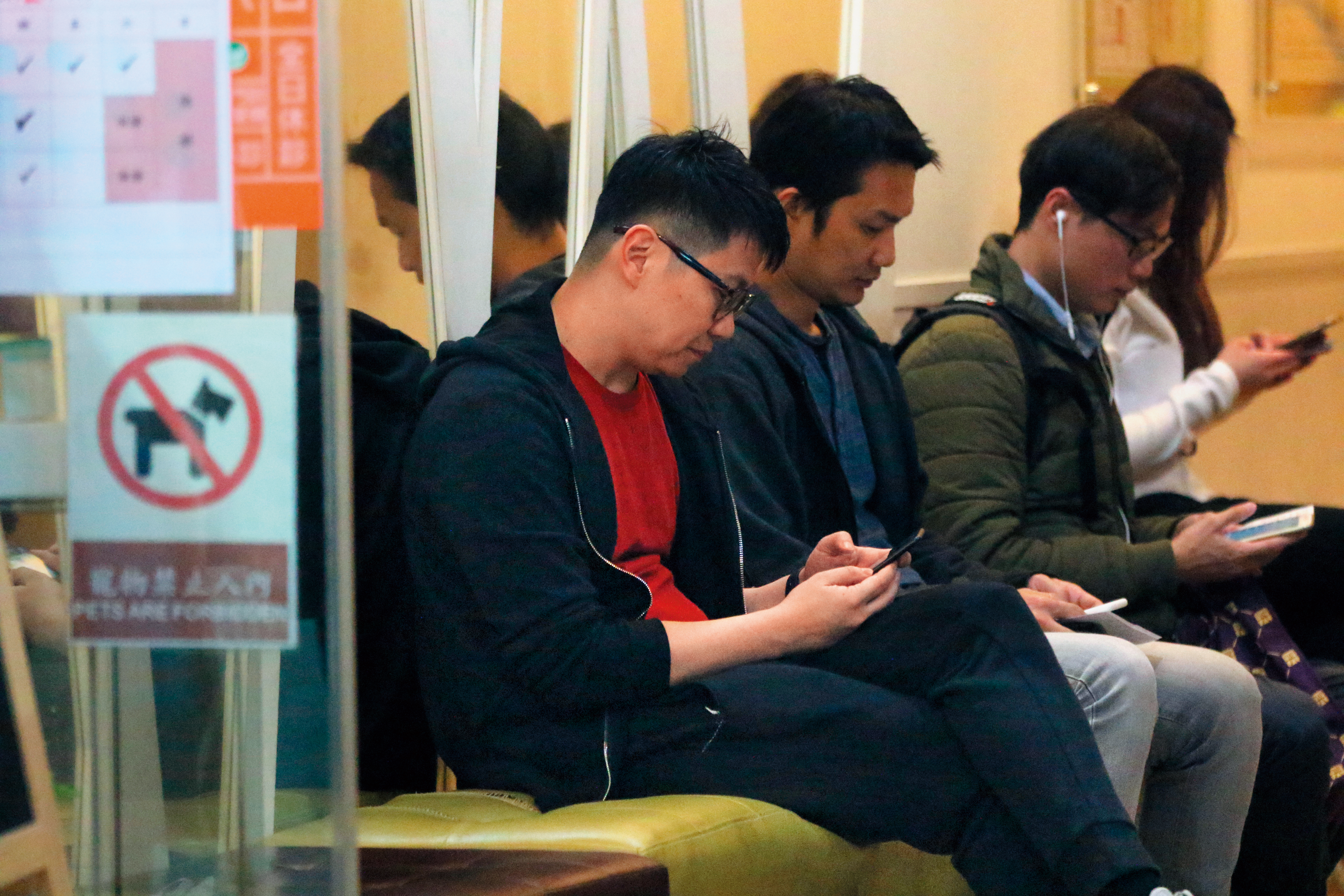 19：39  夫妻一同前往診所，不過朱凱翔忙著在當低頭族，並且盯著手機不時露出爽笑。