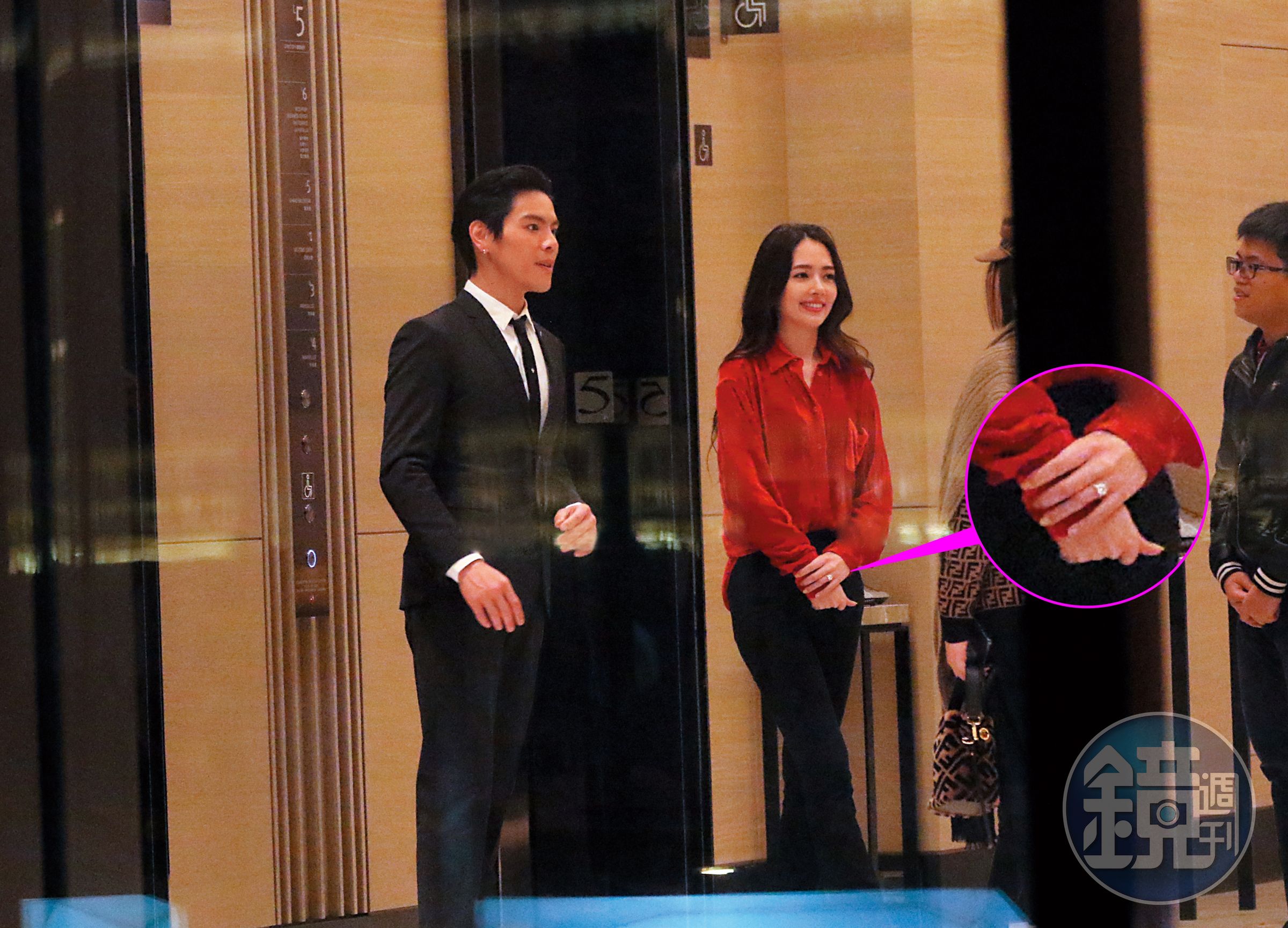 3/17 21：14 向佐與郭碧婷送客搭電梯，郭碧婷的手上戴了一顆大鑽戒，應是剛剛向佐求婚時才送的求婚戒。