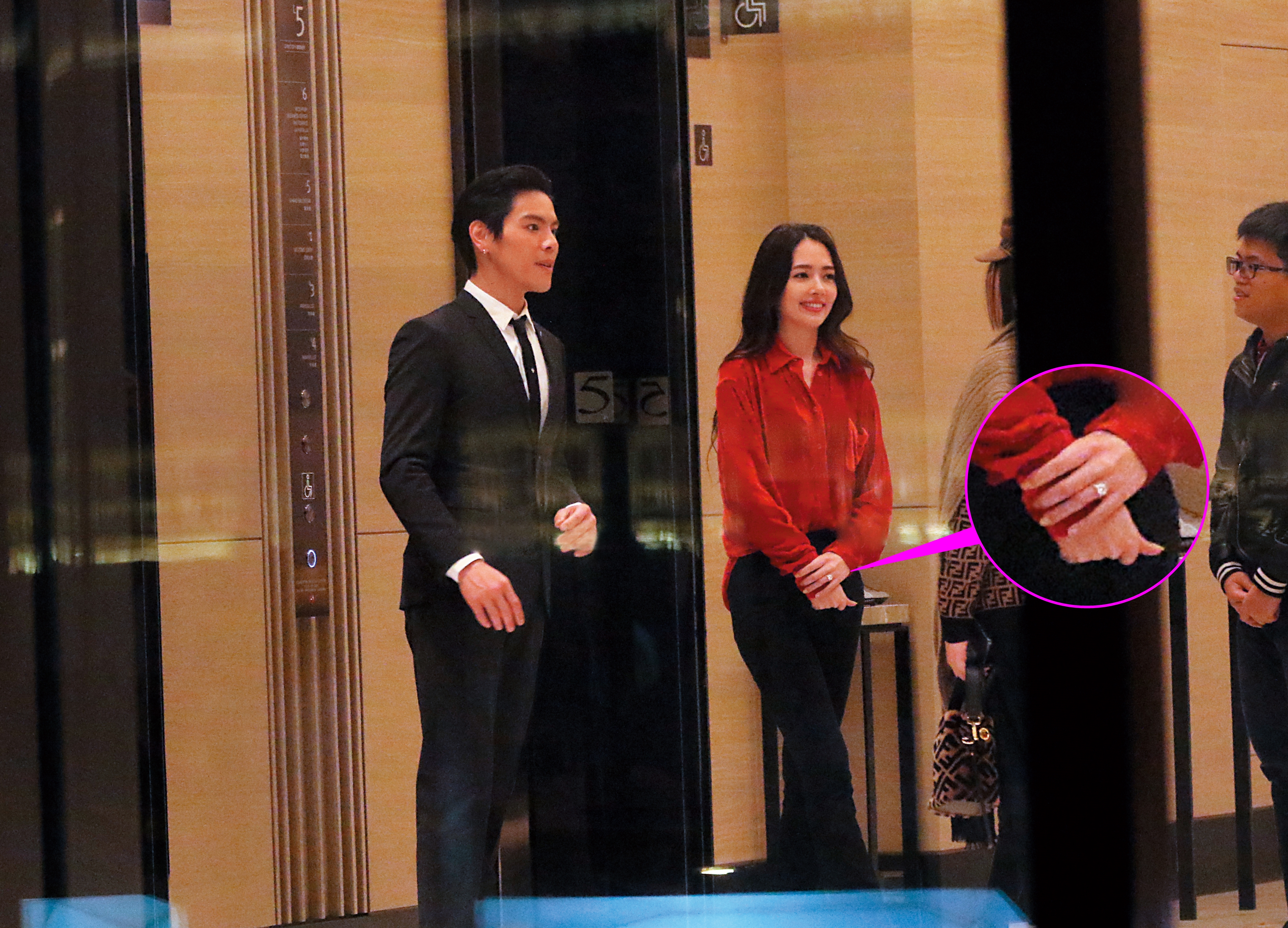 3/17 21：14 向佐與郭碧婷送客搭電梯，郭碧婷的手上戴了一顆大鑽戒，應是剛剛向佐求婚時才送的求婚戒。