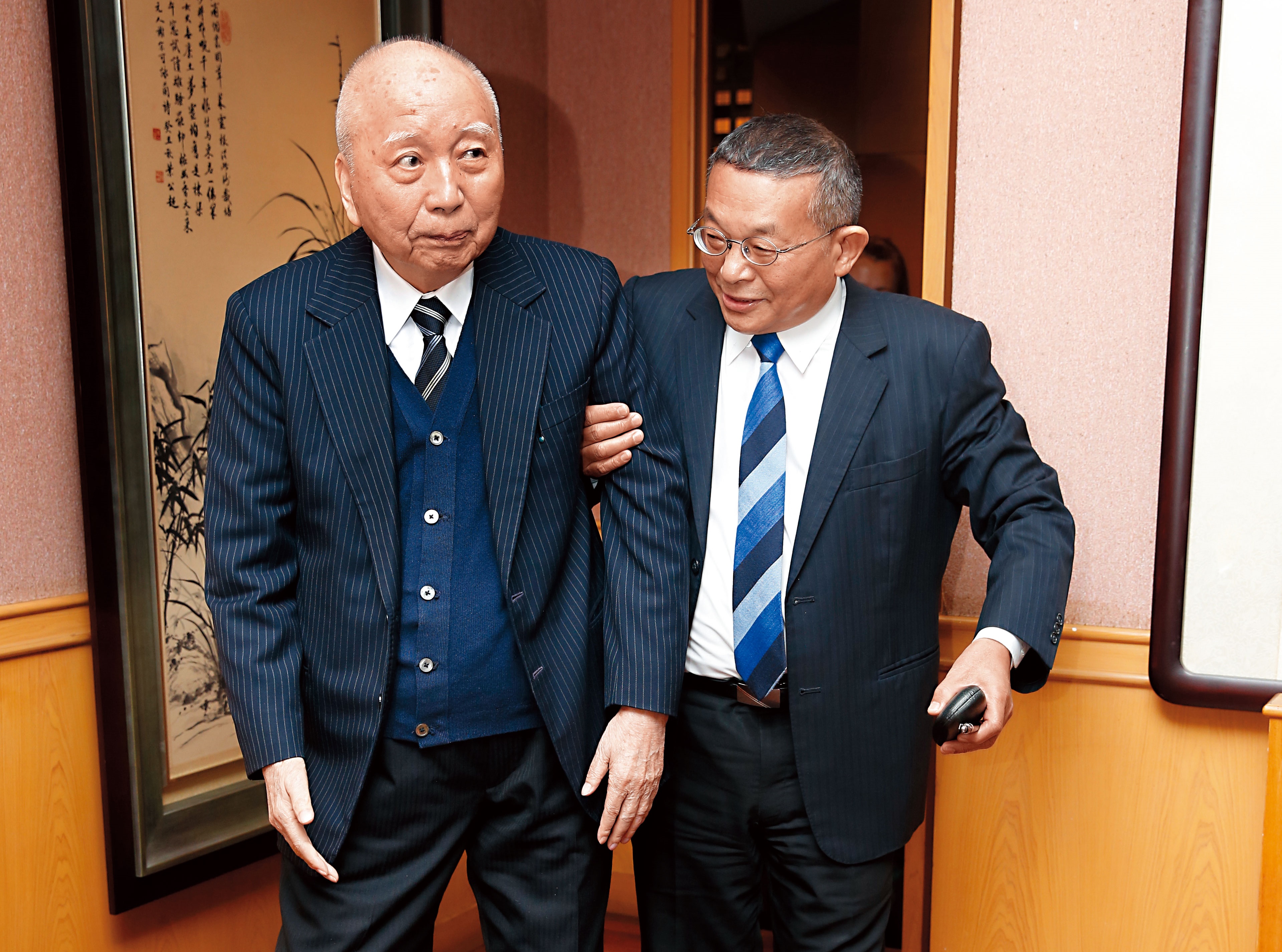 千億身價的穎川建忠失智後,子女分2派爭產並告進法院。右為獲哥哥派支持的味王董座、老臣陳清福。
