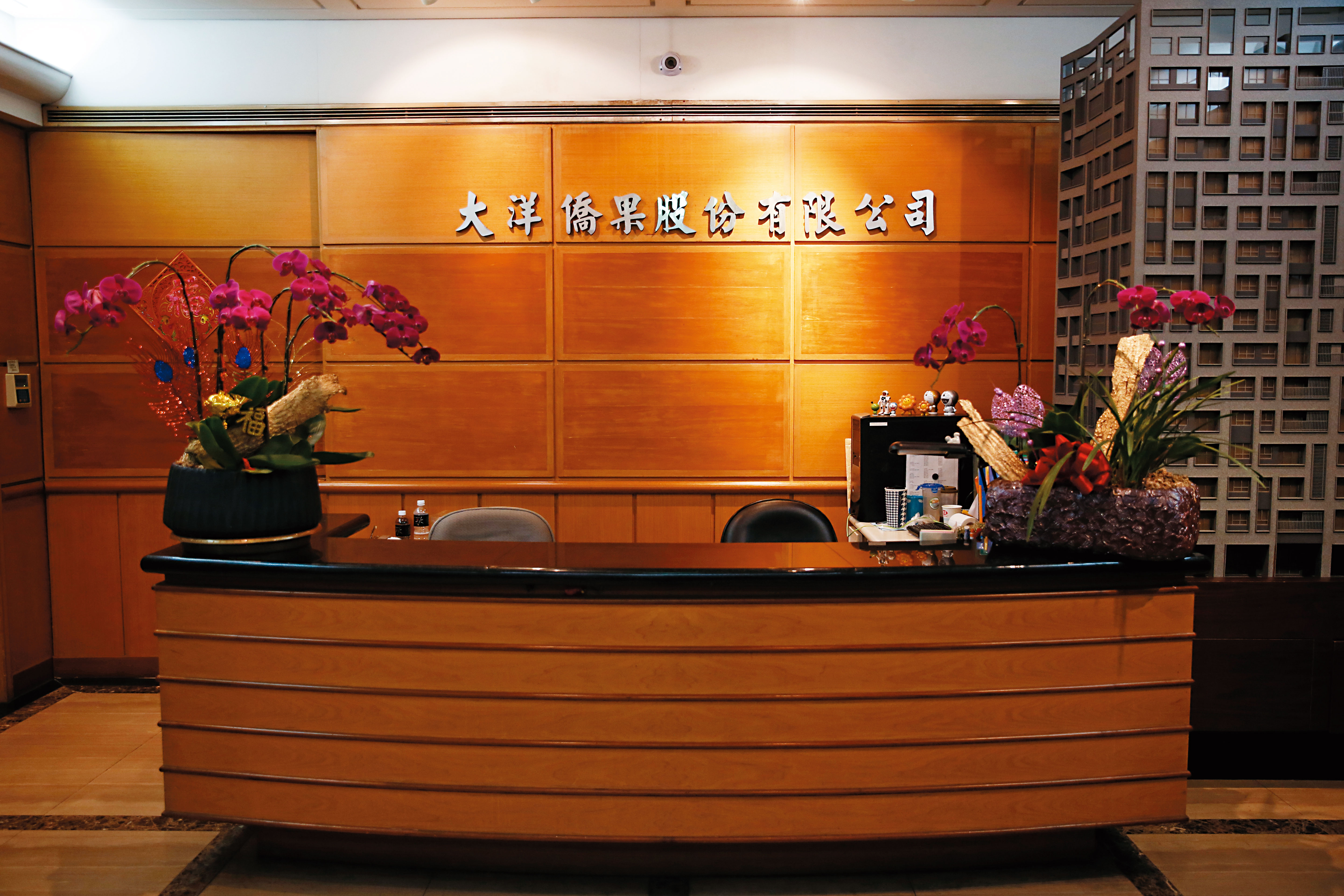 成立55年的大洋僑果公司是穎川家族的中樞公司，負責投資味王、民視並管理海內外事業。