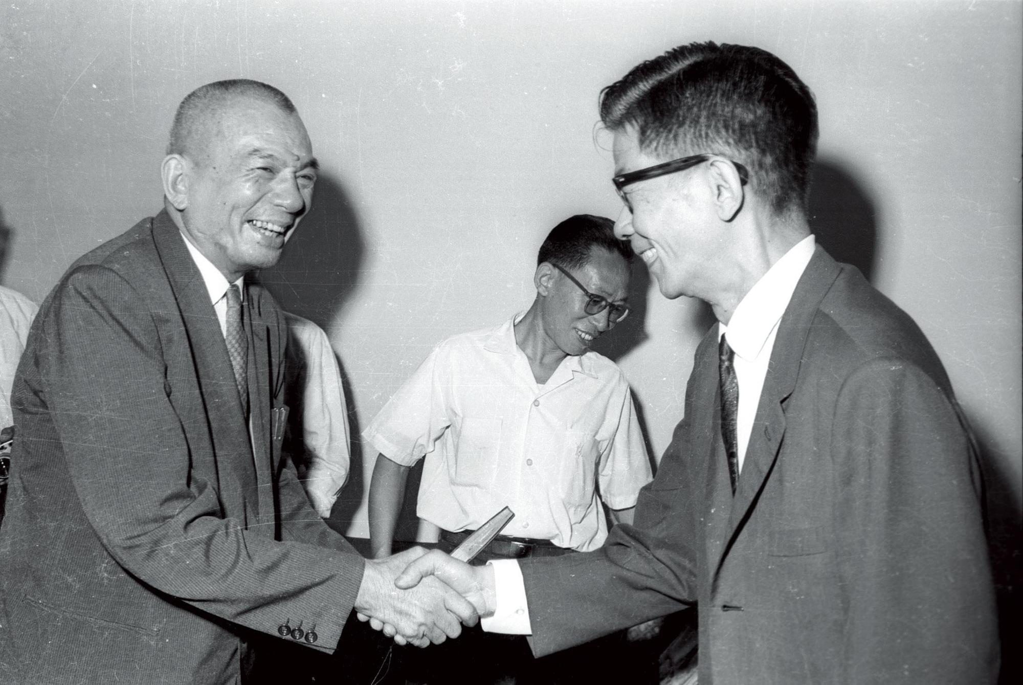 穎川建忠的父親陳查某(左)政商關係良好。圖為1965年與連戰父親連震東(右)合影。(中央社)