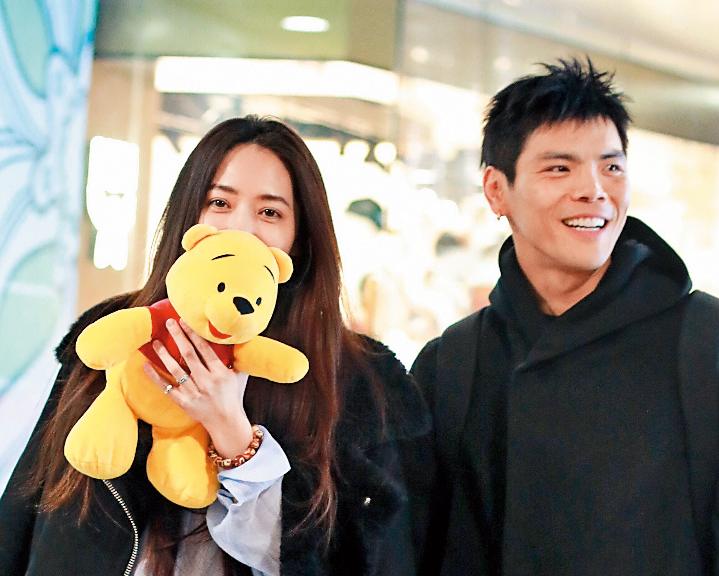 向佐與郭碧婷年初默認戀情後又被發現同框現身機場，2人笑著面對鏡頭，甜蜜到爆炸。（東方IC）