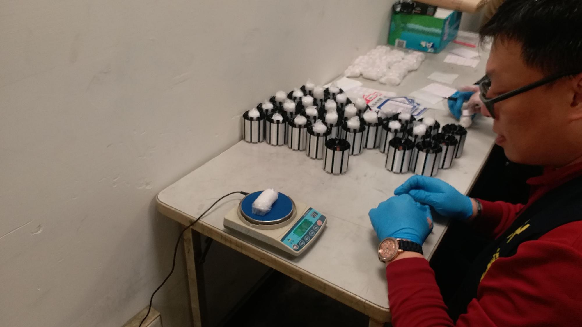 刑事局人員勘驗崁燈內容物,確認走空運來台的崁燈內部,藏有大量安非他命。(刑事局提供)