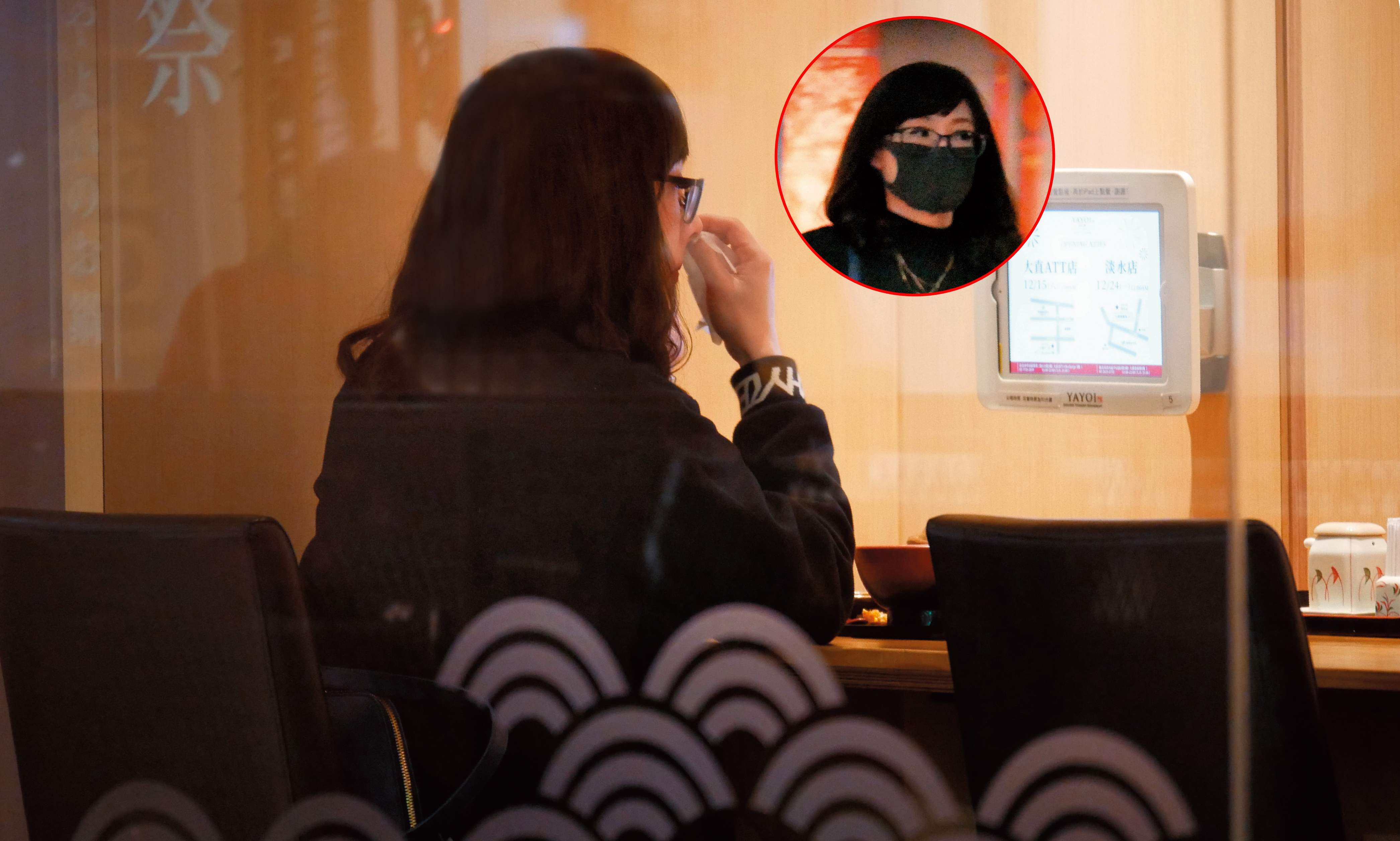 孤單的吳宇舒一人吃飯， 選的是日式定食連鎖餐廳，背影看來相當寂寞。