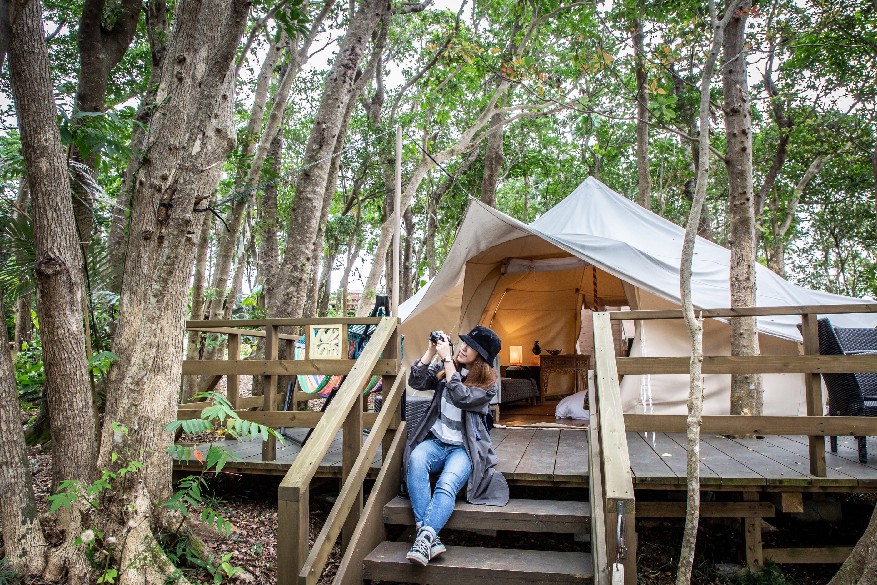 座落在森林中的豪華帳篷，與大自然和諧共存。