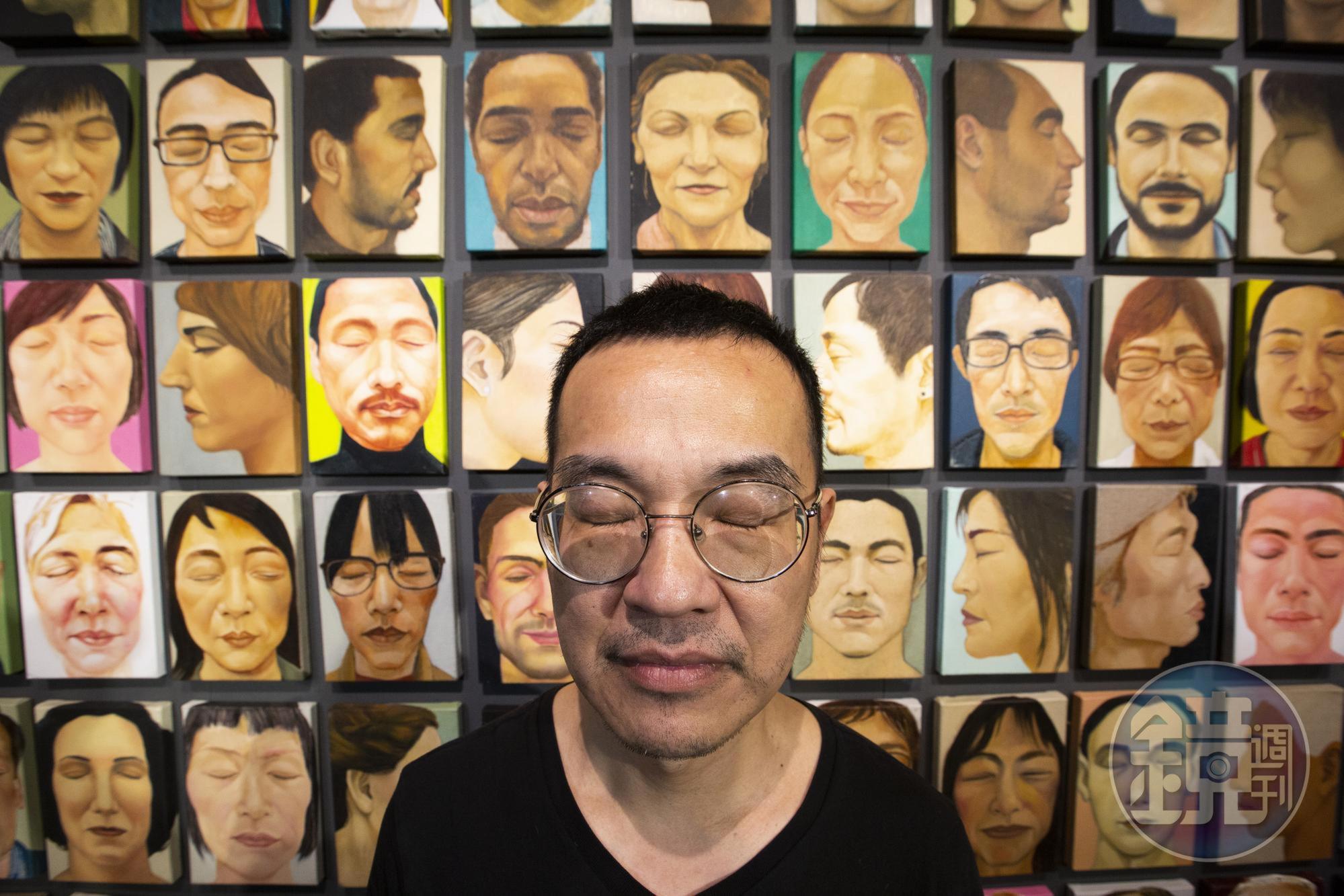 魏禎宏自一九九八年開始畫《閉上眼睛》,至今累積了六百餘幅。