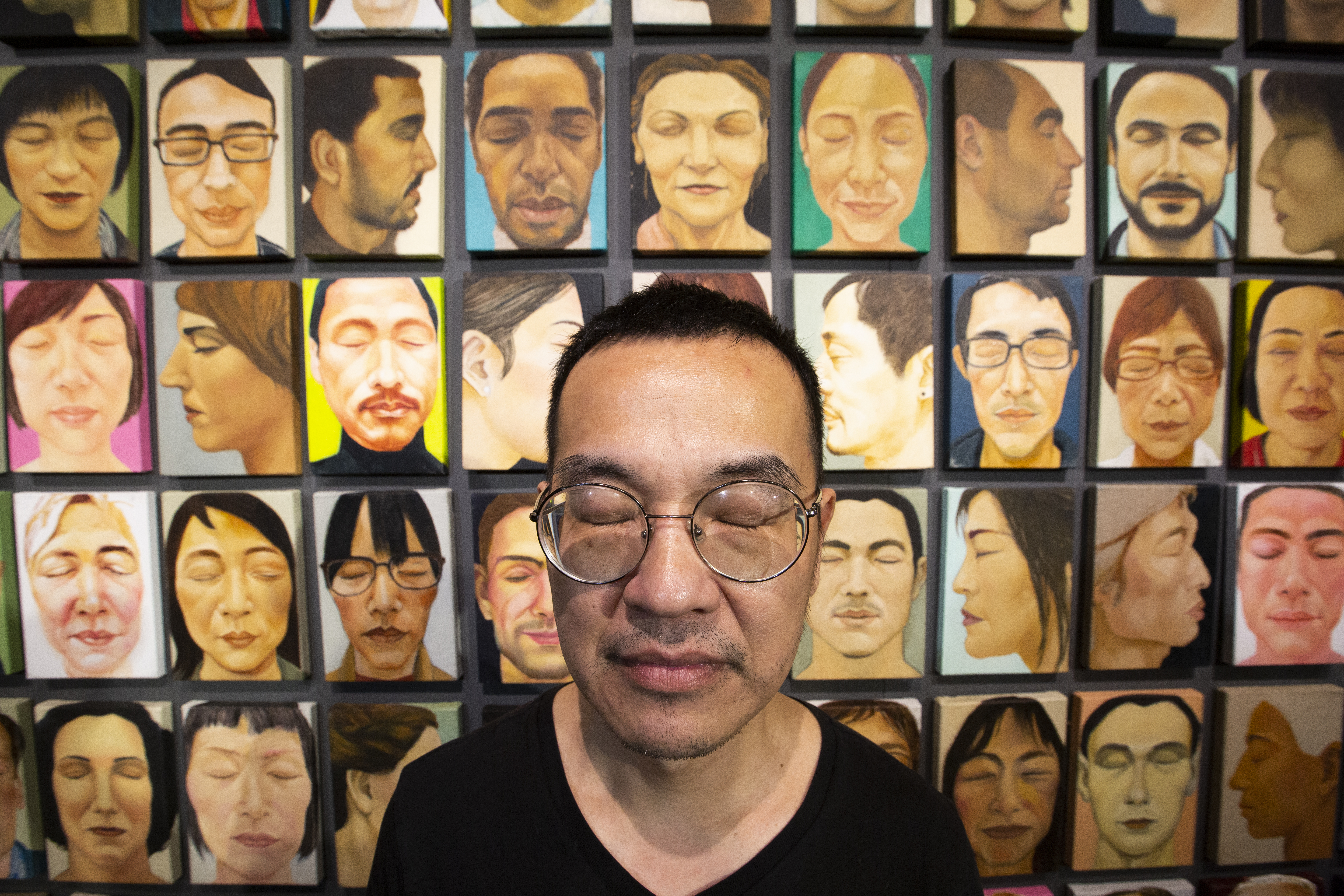 魏禎宏自一九九八年開始畫《閉上眼睛》，至今累積了六百餘幅。