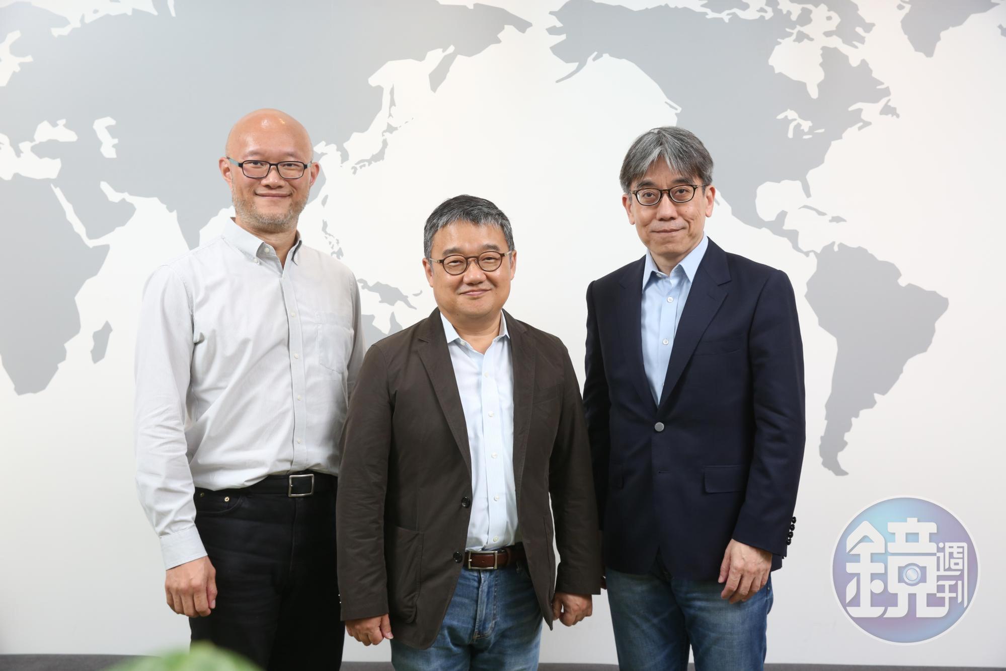  LINE財務長黃仁埈（中）昨天訪台，在LINE台灣區總經理陳立人（左）和LINE Bank籌備處執行長黃以孟（右）陪同下，談LINE Bank規劃。
