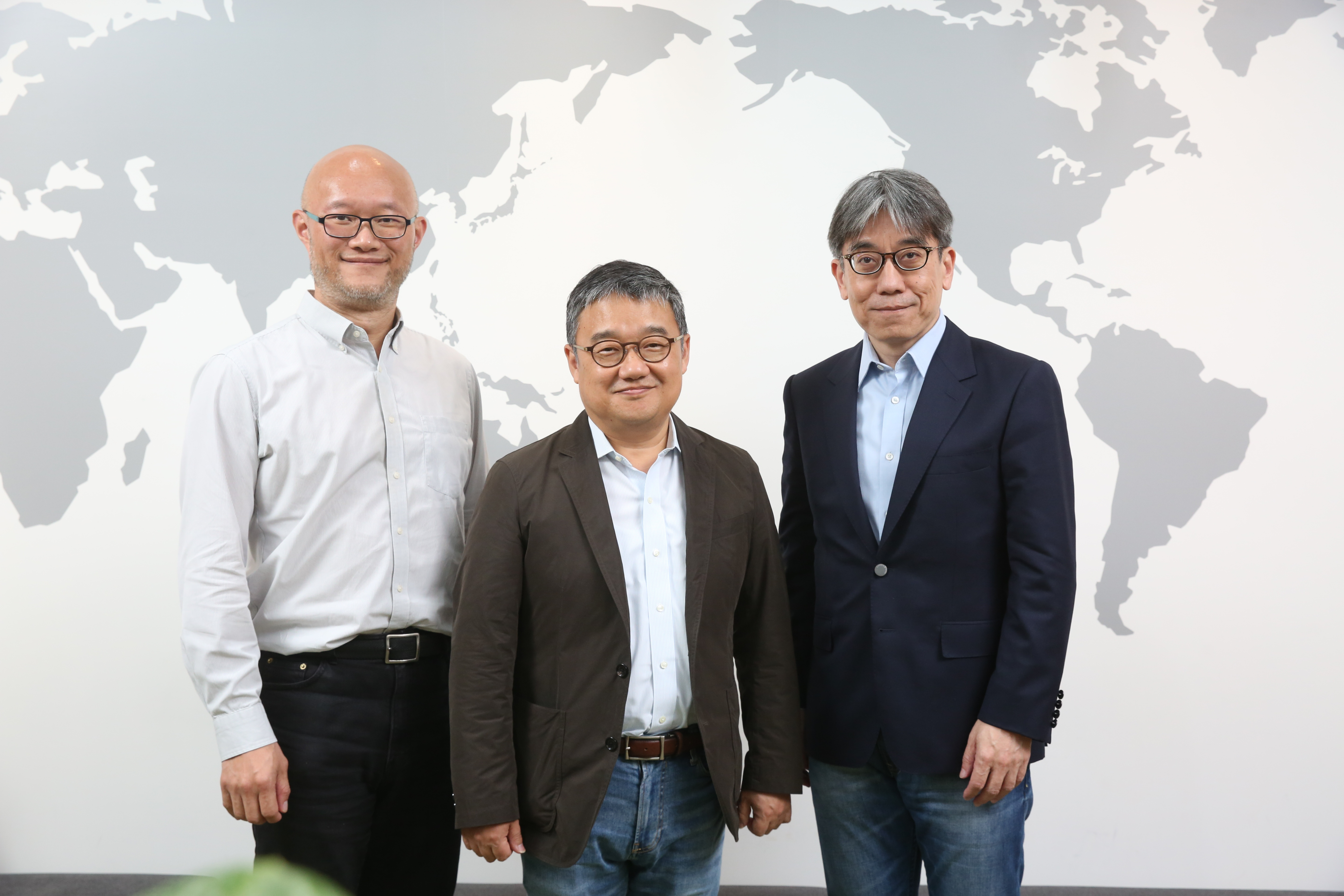  LINE財務長黃仁埈（中）昨天訪台，在LINE台灣區總經理陳立人（左）和LINE Bank籌備處執行長黃以孟（右）陪同下，談LINE Bank規劃。