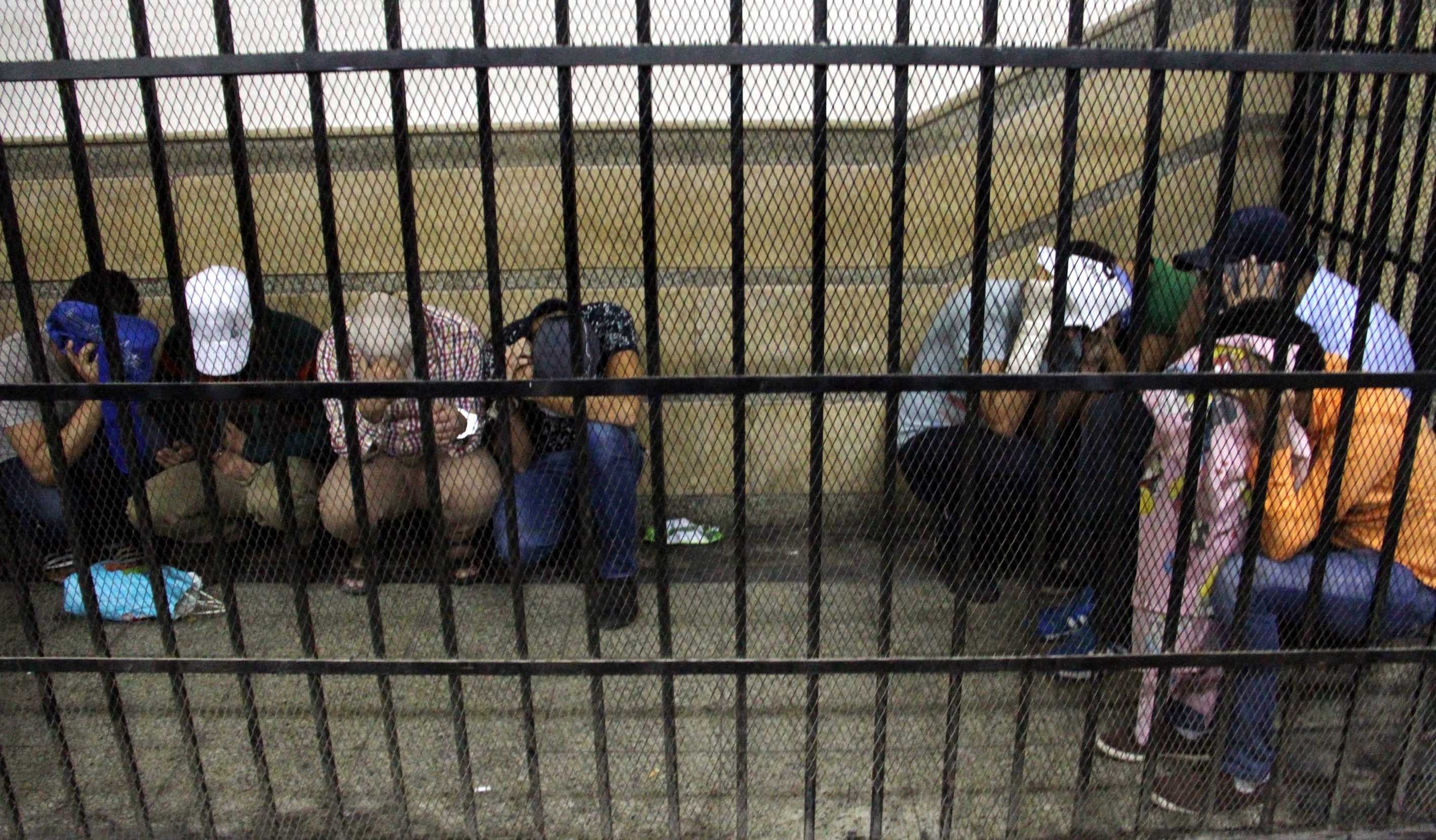 2014年，8名埃及男子涉嫌尼羅河遊艇上舉行同志婚禮，被控聚眾淫亂判處三年有期徒刑。（東方IC）