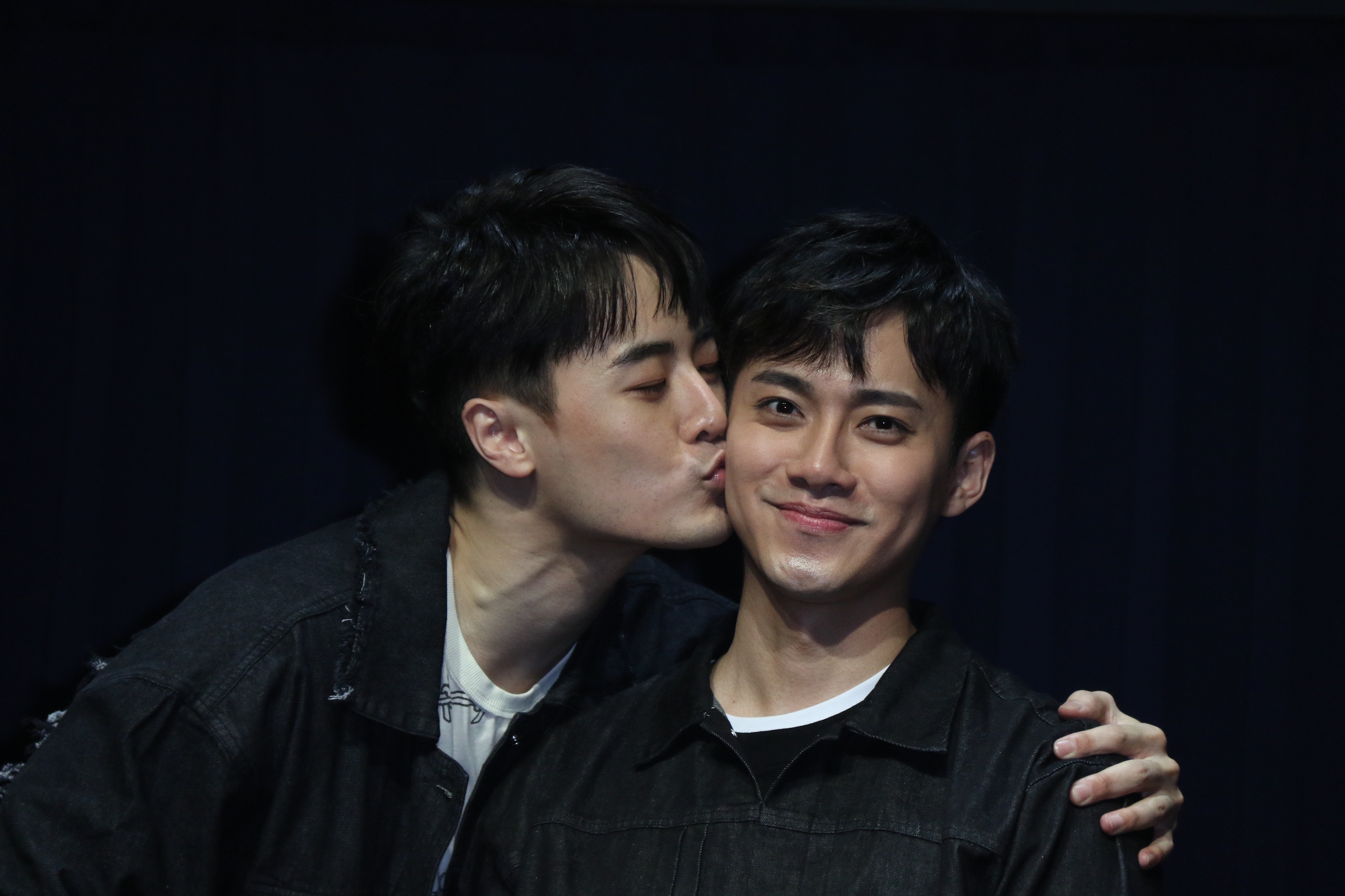 朱宇謀在粉絲起鬨下，親了李唯楓30秒，並許下追求真愛的生日願望力挺平權。（單純夢想文創事業）