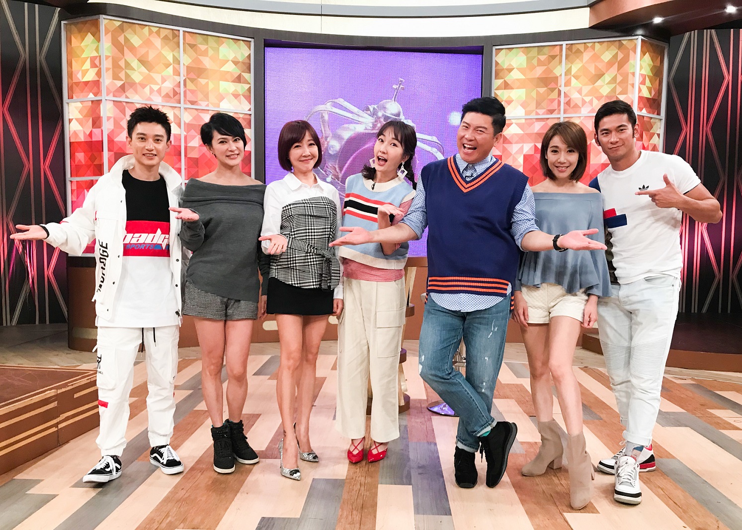  Eason（左一）上節目透露姊姊因踏入非法傳直銷投資陷阱套牢百萬，為還債要去酒吧上班，Eason賣房籌百萬，讓姊姊免入火坑。（衛視提供）